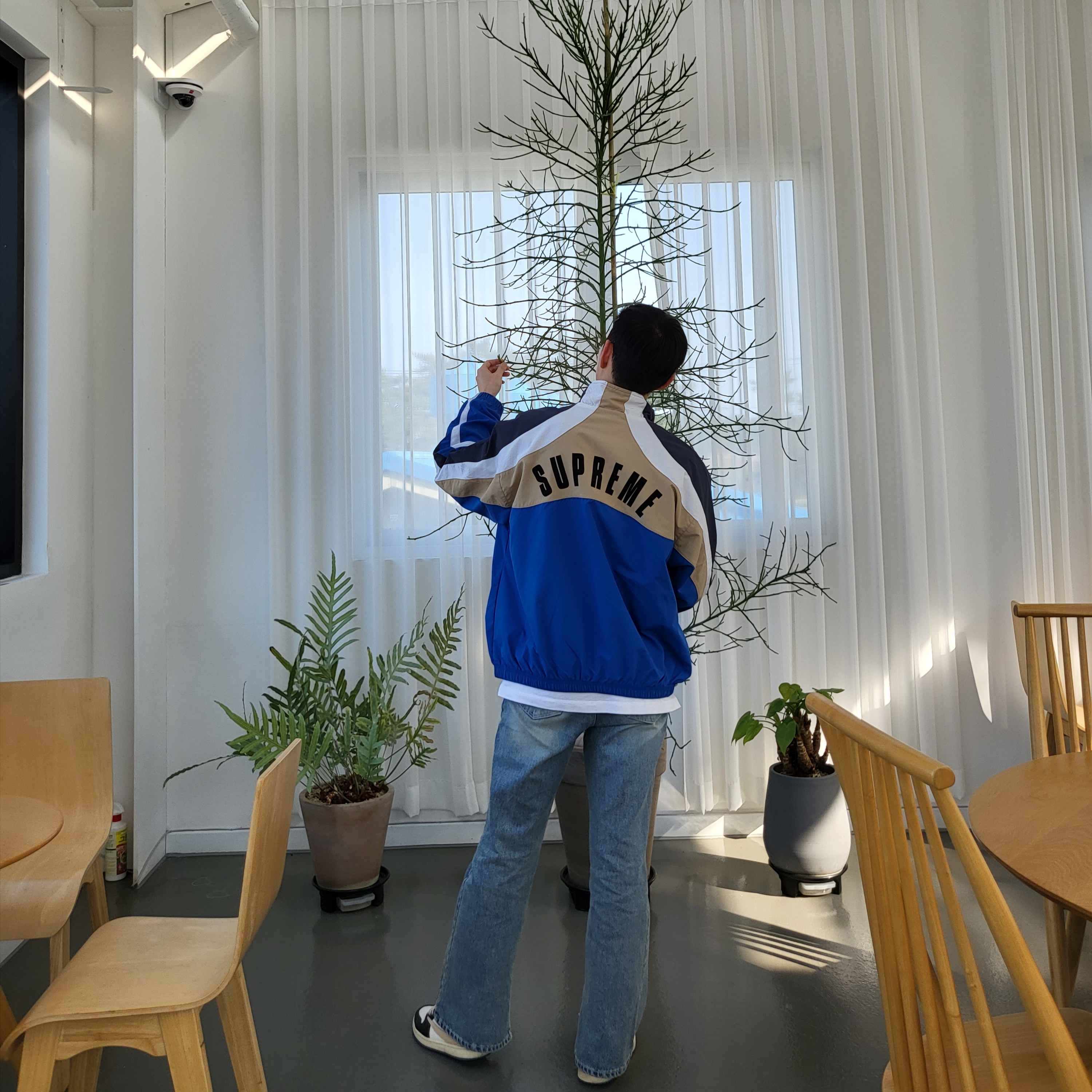 Supreme x Umbro Track Jacket Blue - 23SS, Jordan 1 x Travis Scott x Fragment Retro Low OG SP Military Blue 착용 스타일 - 3