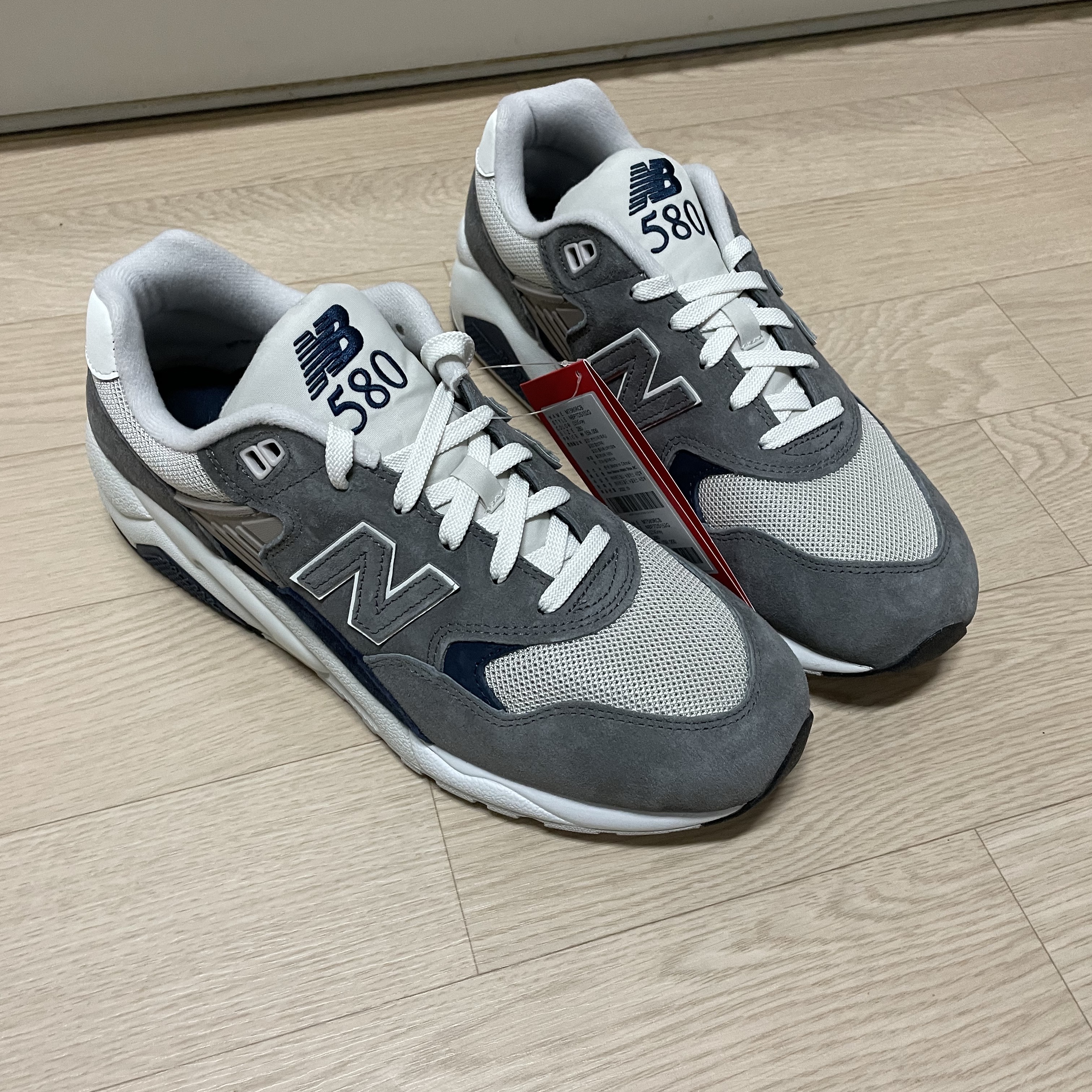 New Balance 580 Dark Grey Navy 착용 스타일 - 3