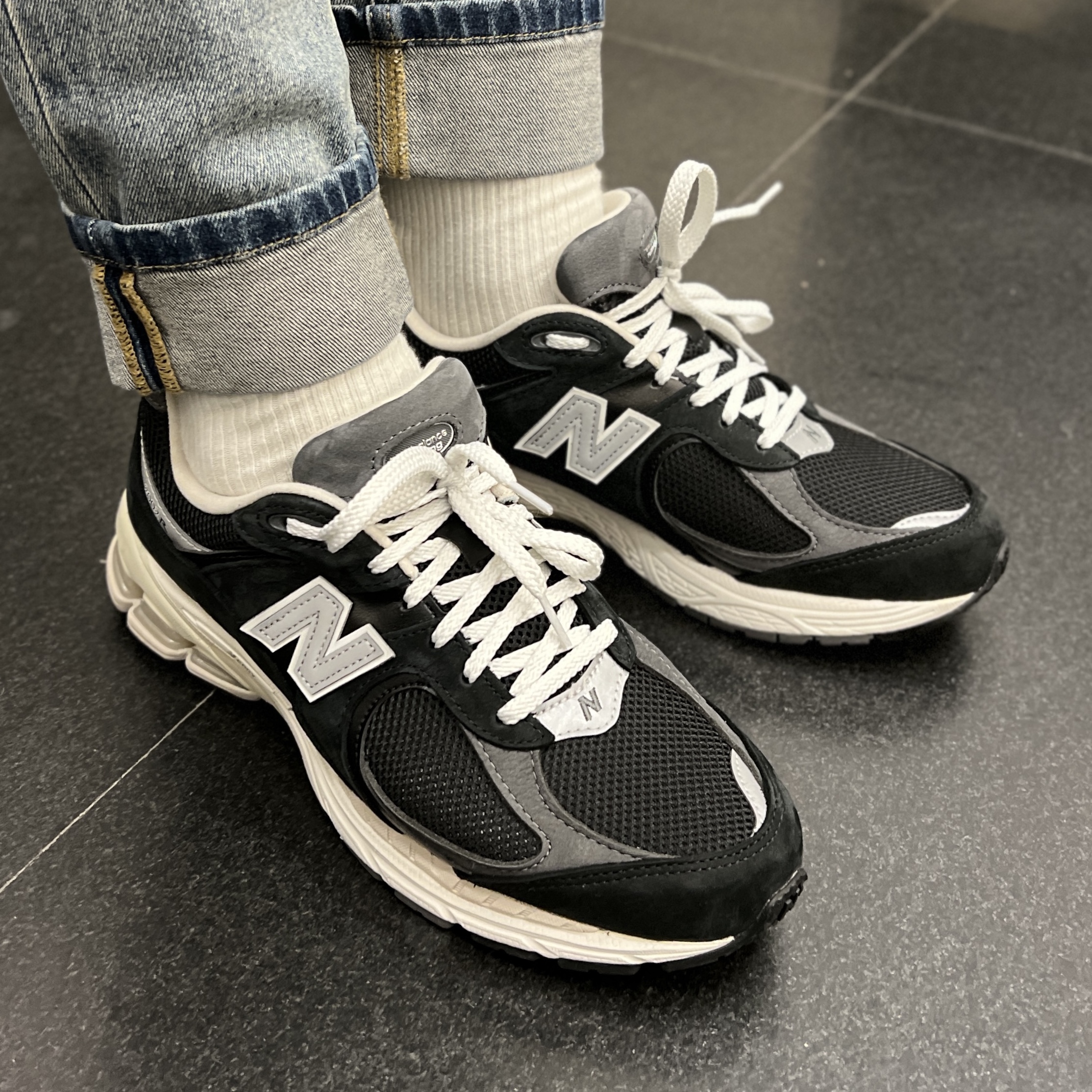 New Balance 2002R Premium Vintage Black 착용 스타일 - 2