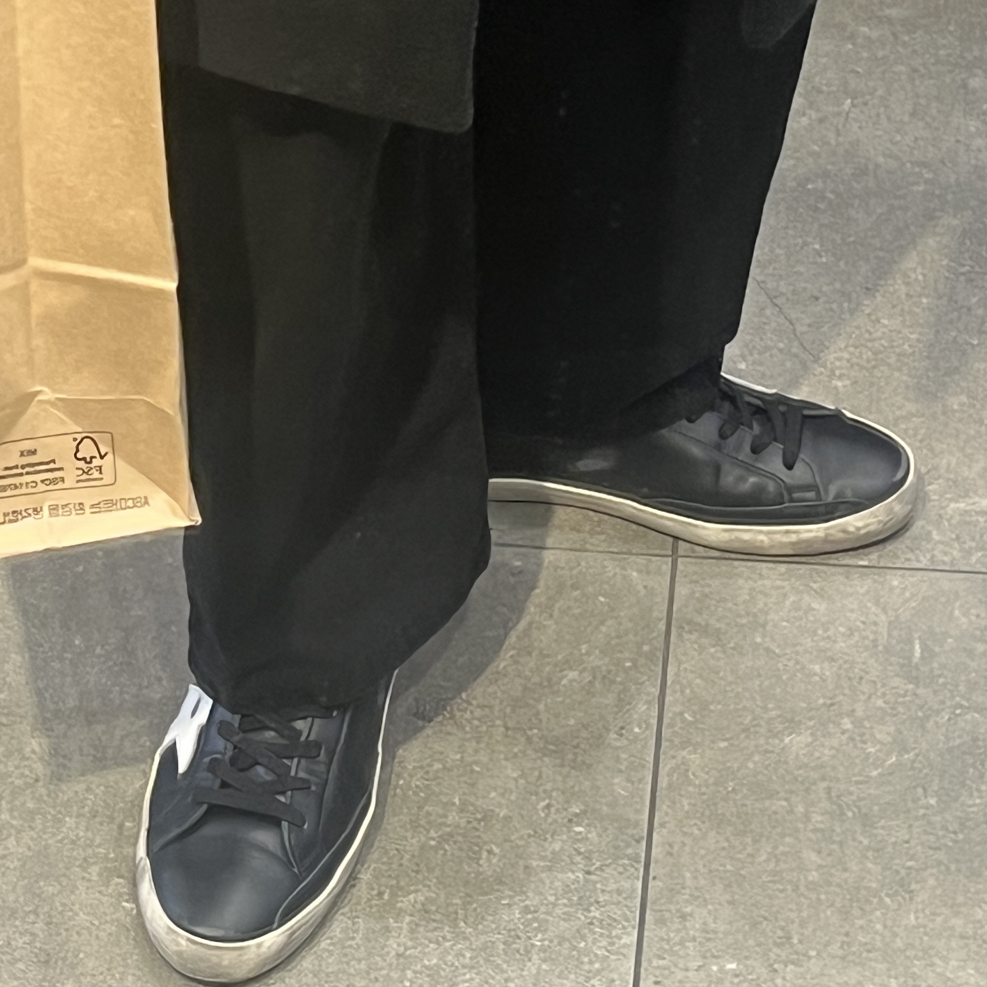 Golden Goose Superstar Black White Heel Tab Sneakers 착용 스타일 - 2