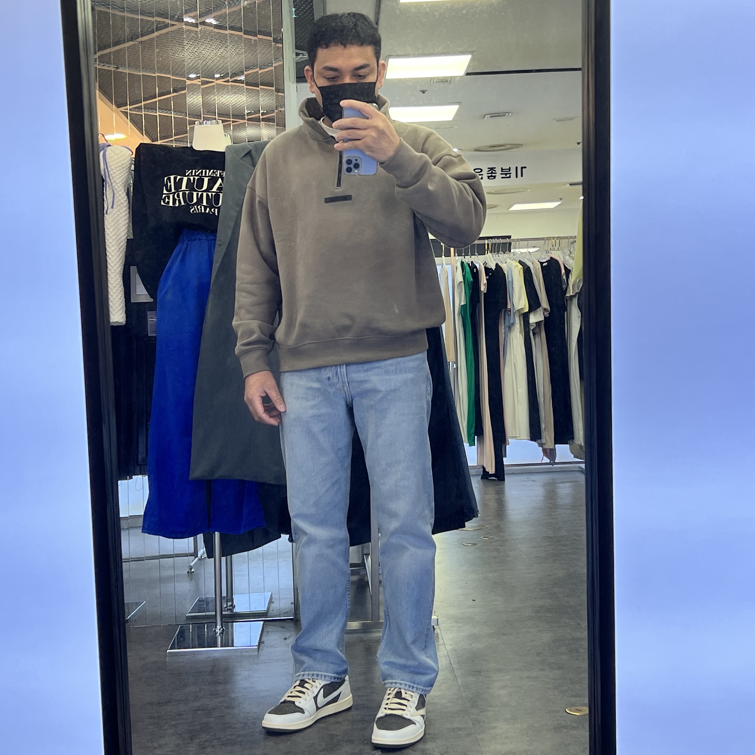 Essentials Mockneck Half-Zip Taupe - 21SS, Jordan 1 x Travis Scott Retro Low OG SP Sail and Ridgerock 착용 스타일