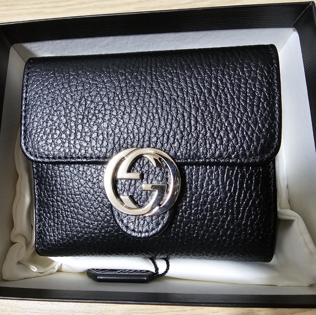 Gucci GG Interlocking Flap Wallet Black 착용 스타일 - 2