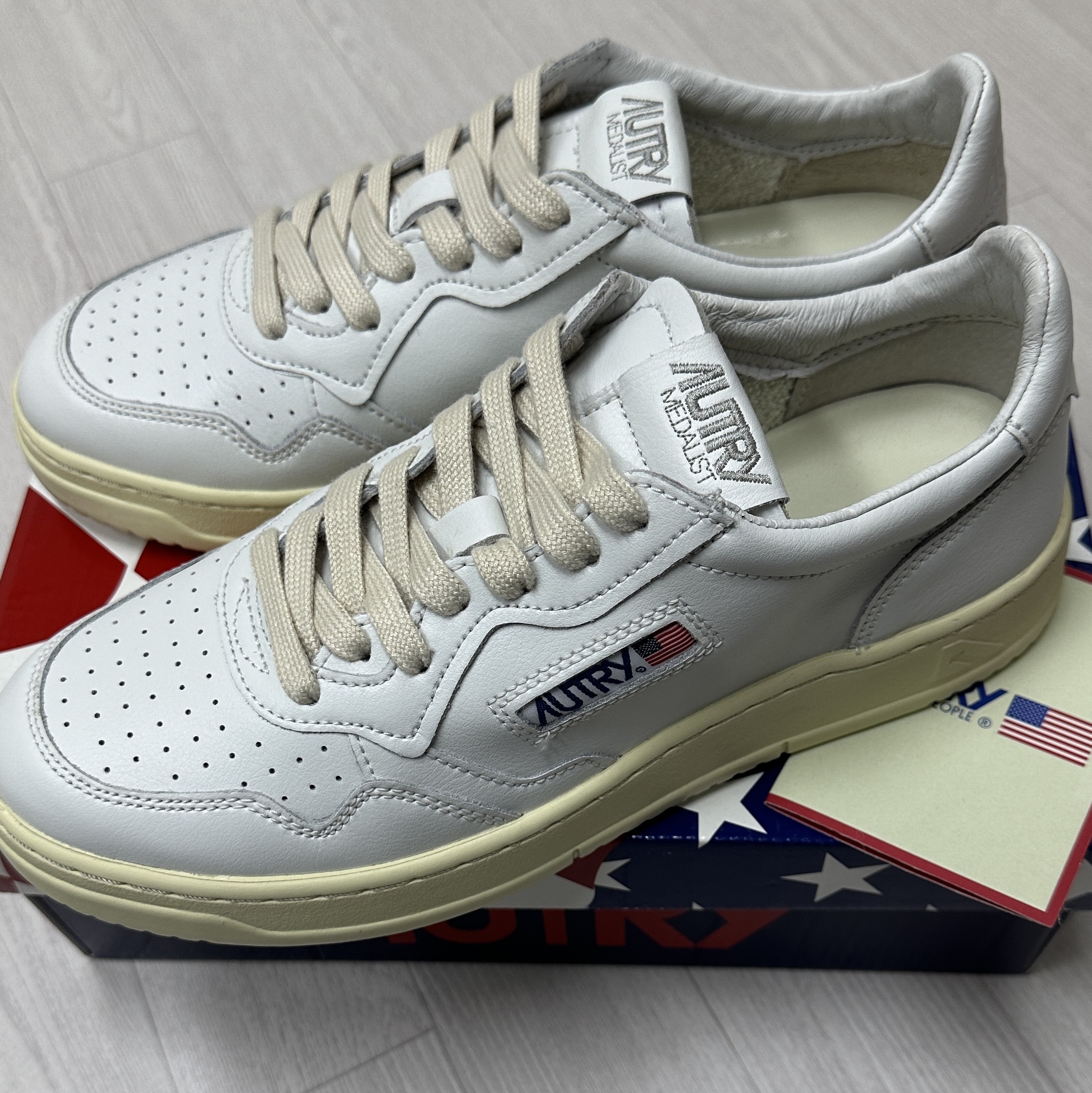 Autry Medalist Low Leather Sneakers White 착용 스타일