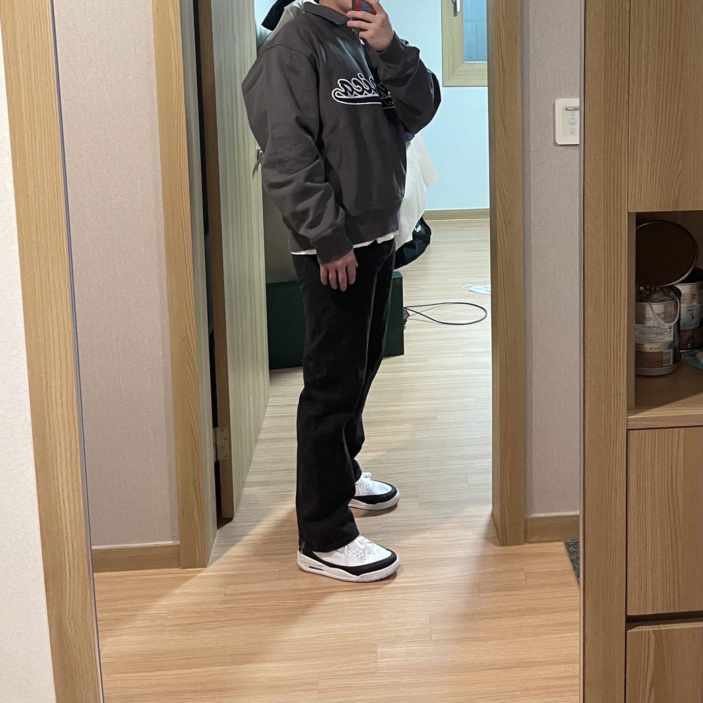 Stussy x Denim Tears Half Zip Fleece Charcoal, Jordan 3 x Fragment Retro SP White Black 착용 스타일 - 1