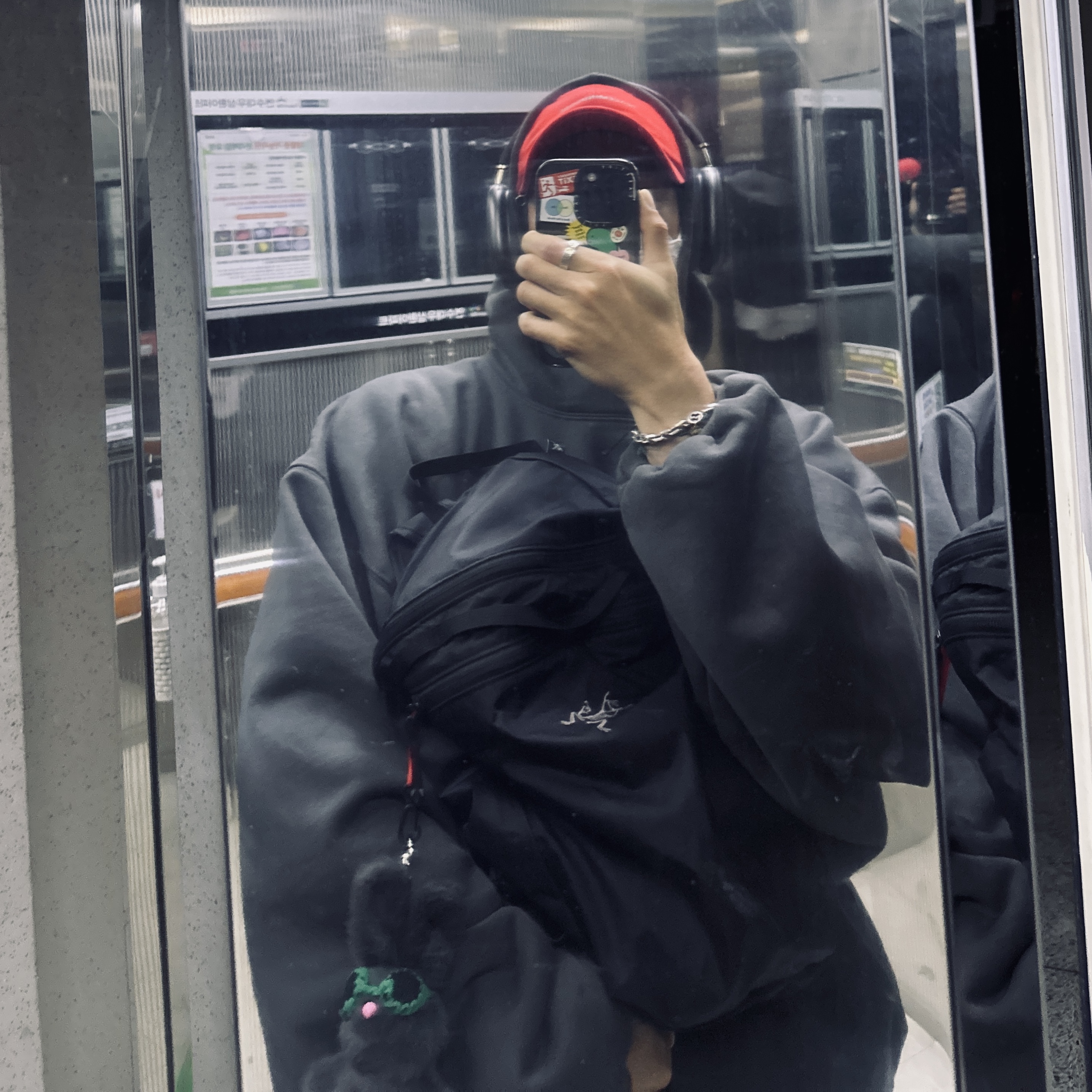 Arc'teryx Heliad 15 Backpack Black, Yeezy Gap Engineered By Balenciaga Dove Hoodie Black 착용 스타일