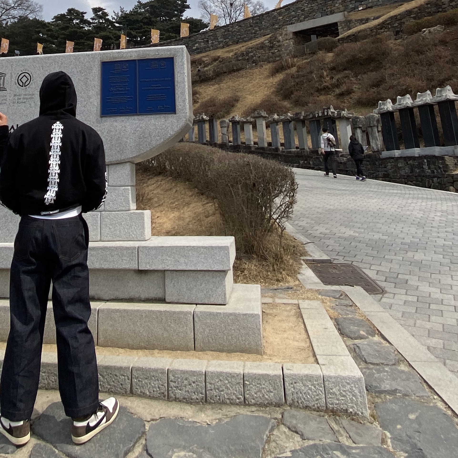Chrome Hearts Cemetery Cross Tire Tracks Hoodie Black, Jordan 1 x Travis Scott Retro High OG SP Mocha 착용 스타일