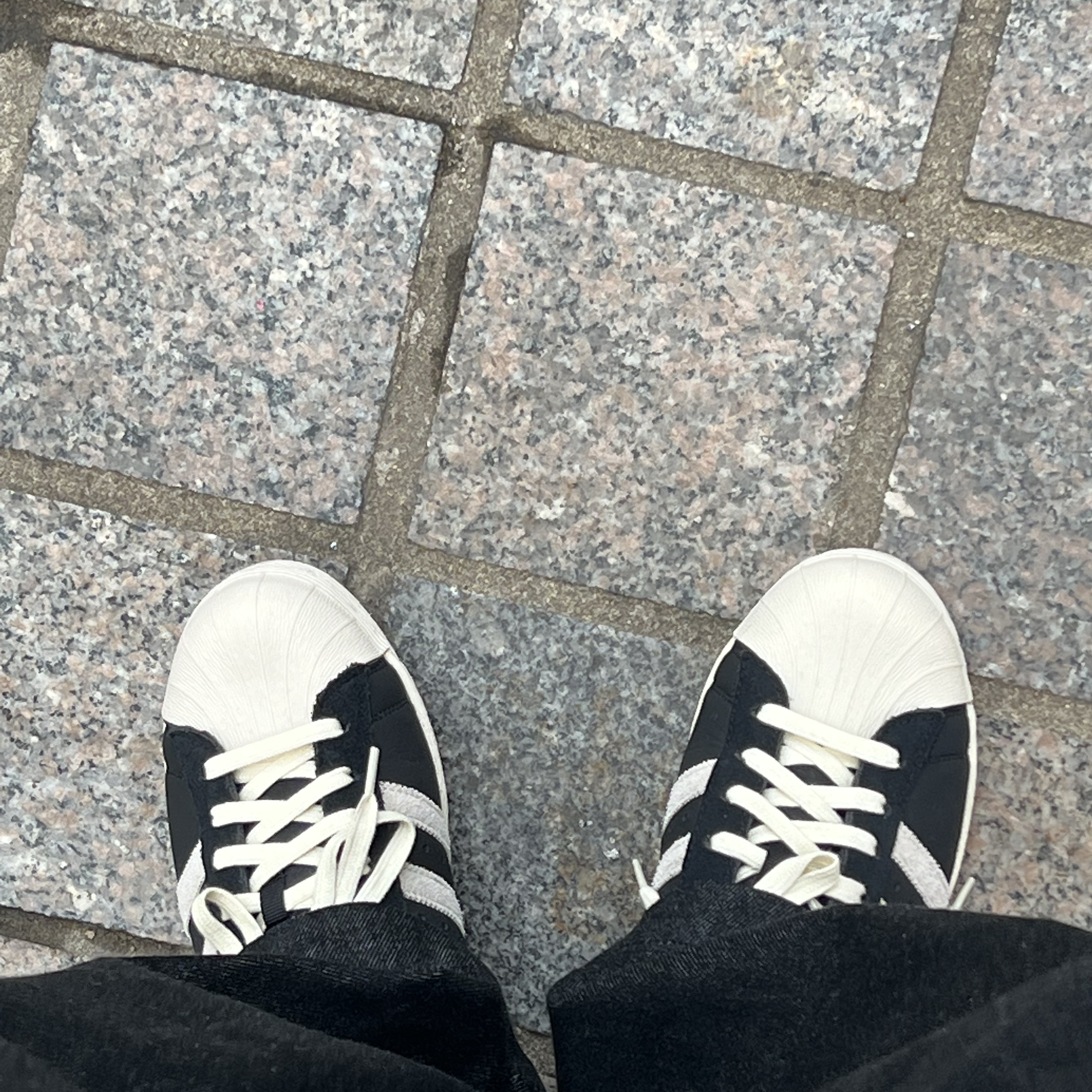 Adidas Superstar 82 Black White 착용 스타일