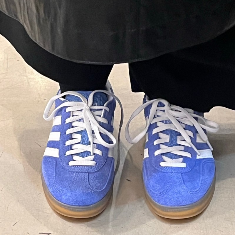 (W) Adidas Gazelle Indoor Blue Fusion Cloud White 착용 스타일