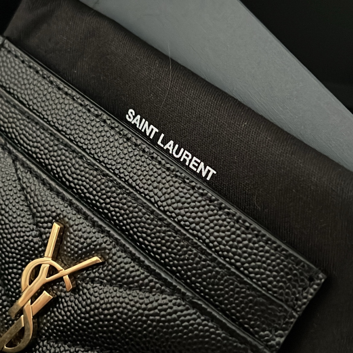 Saint Laurent Cassandre Matelasse Card Case in Grain De Poudre Embossed Leather Black 착용 스타일