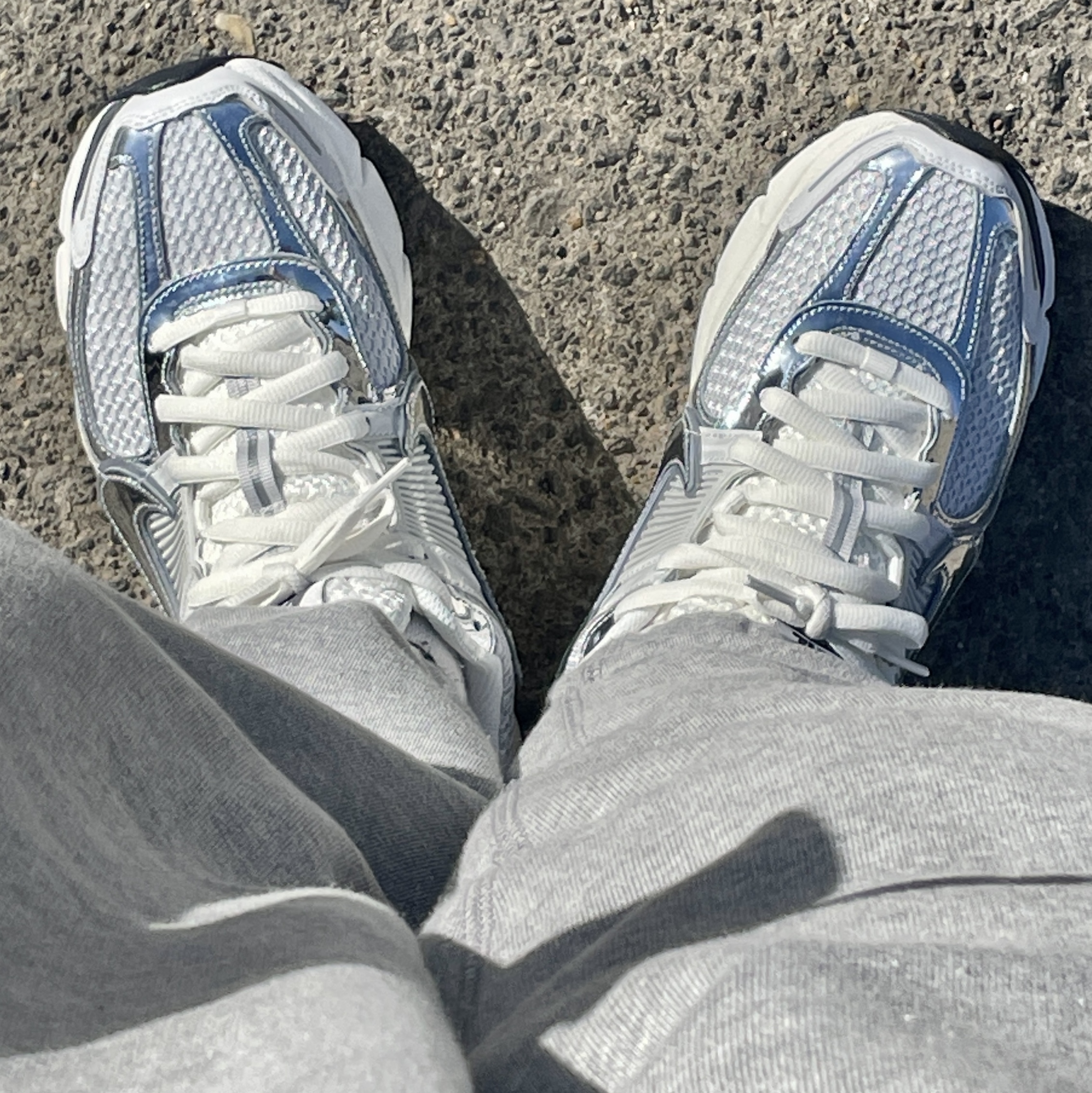(W) Nike Zoom Vomero 5 Photon Dust and Metallic Silver 착용 스타일 - 1