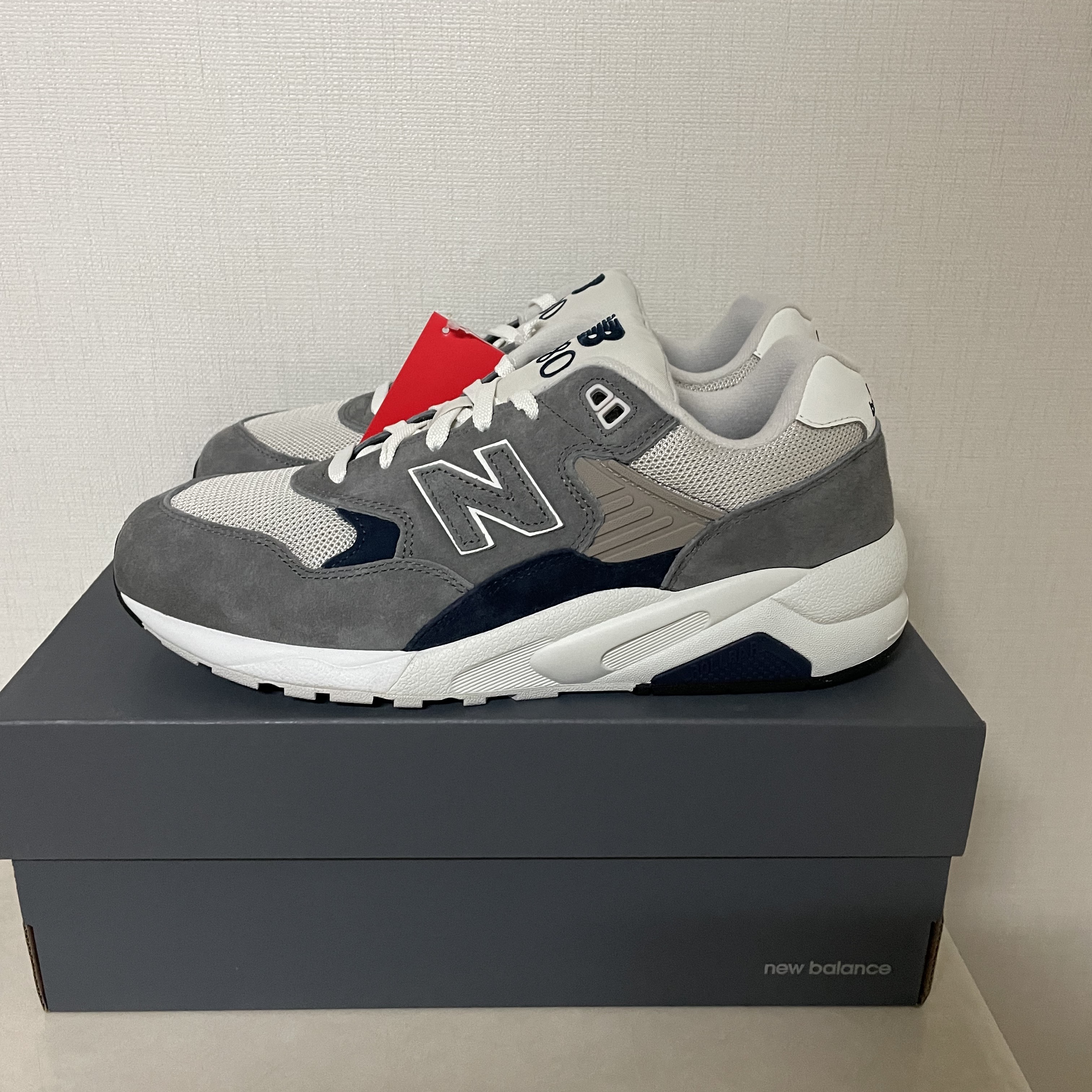 New Balance 580 Dark Grey Navy 착용 스타일 - 2