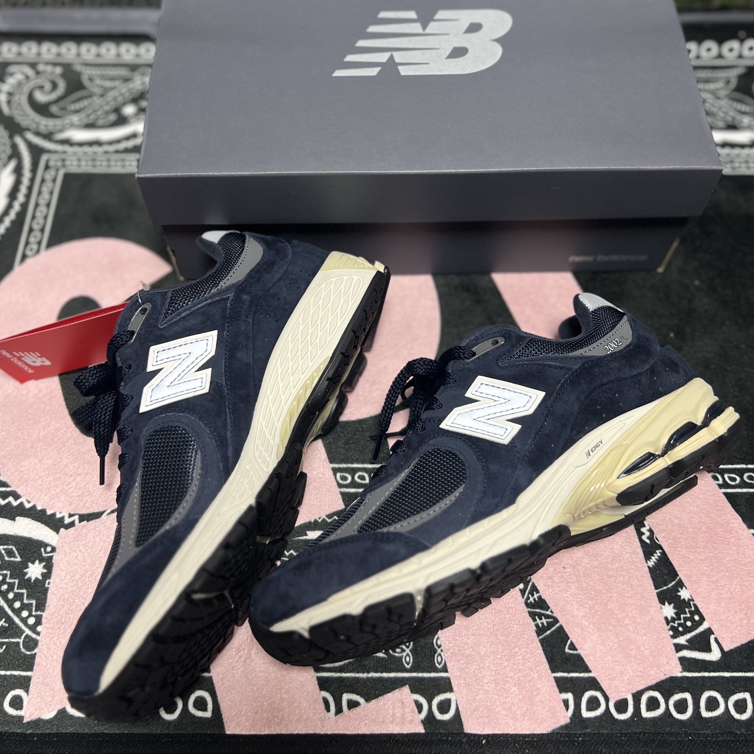 New Balance 2002R Eclipse Castlerock 착용 스타일 - 3