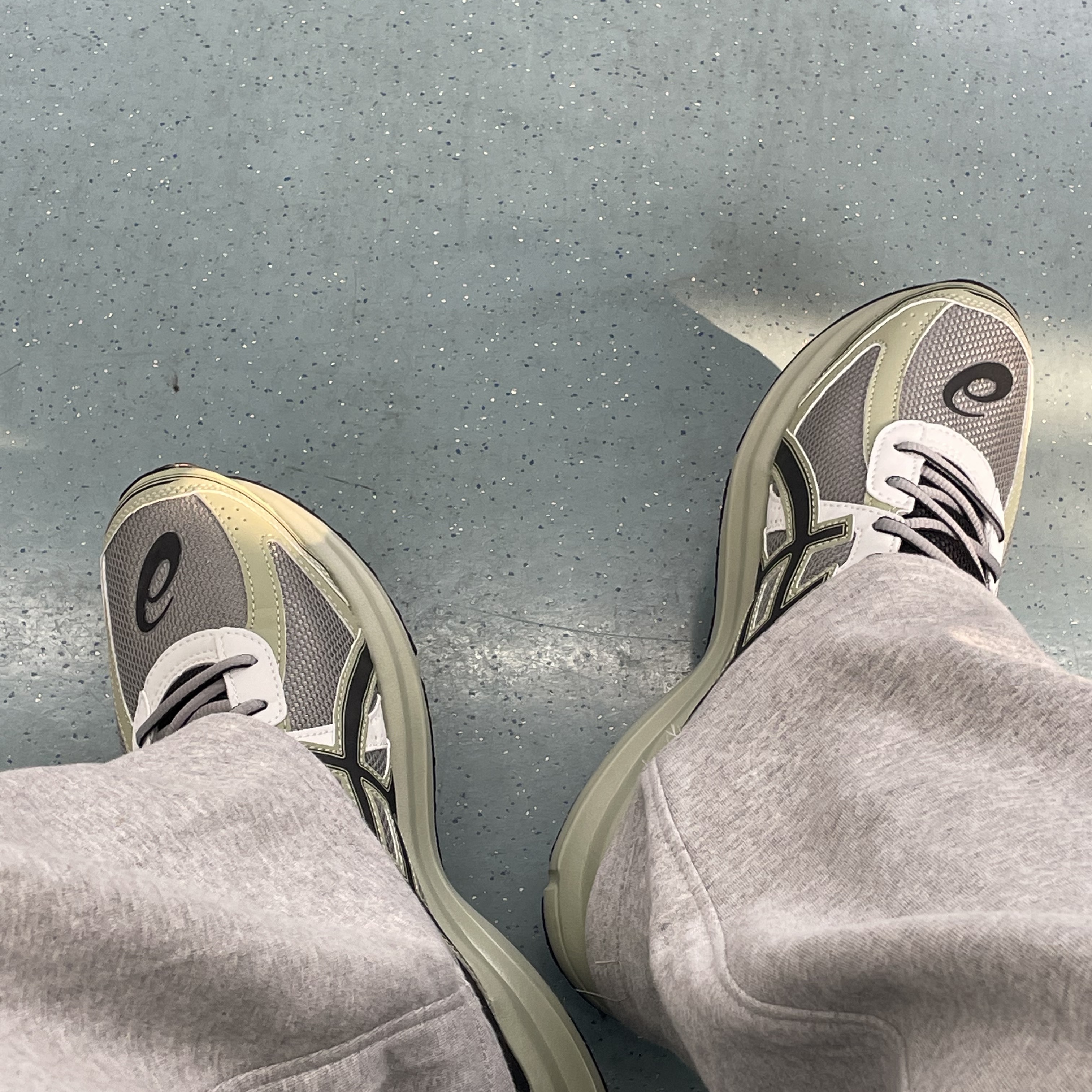 Asics Jog 100 S Sheet Rock - 2E Wide 착용 스타일