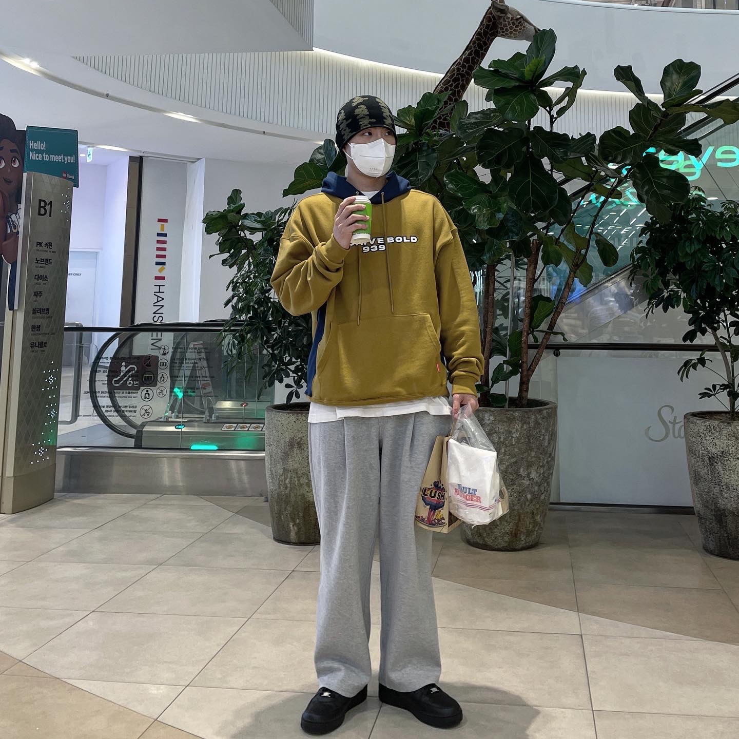 Nike Air Force 1 '07 Low Triple Black 착용 스타일