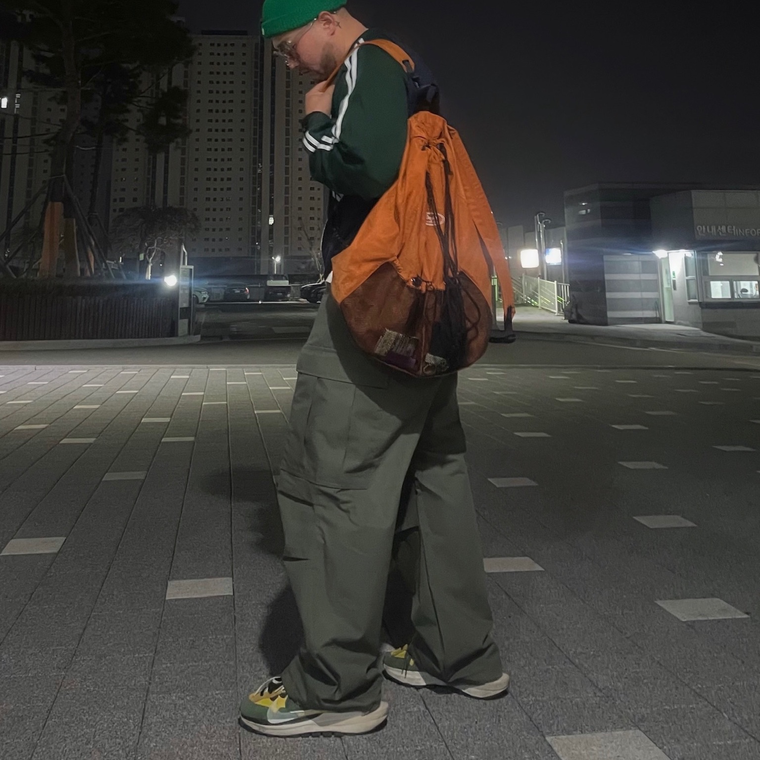 Nike x Sacai VaporWaffle Tour Yellow & Gorge Green Sail 착용 스타일