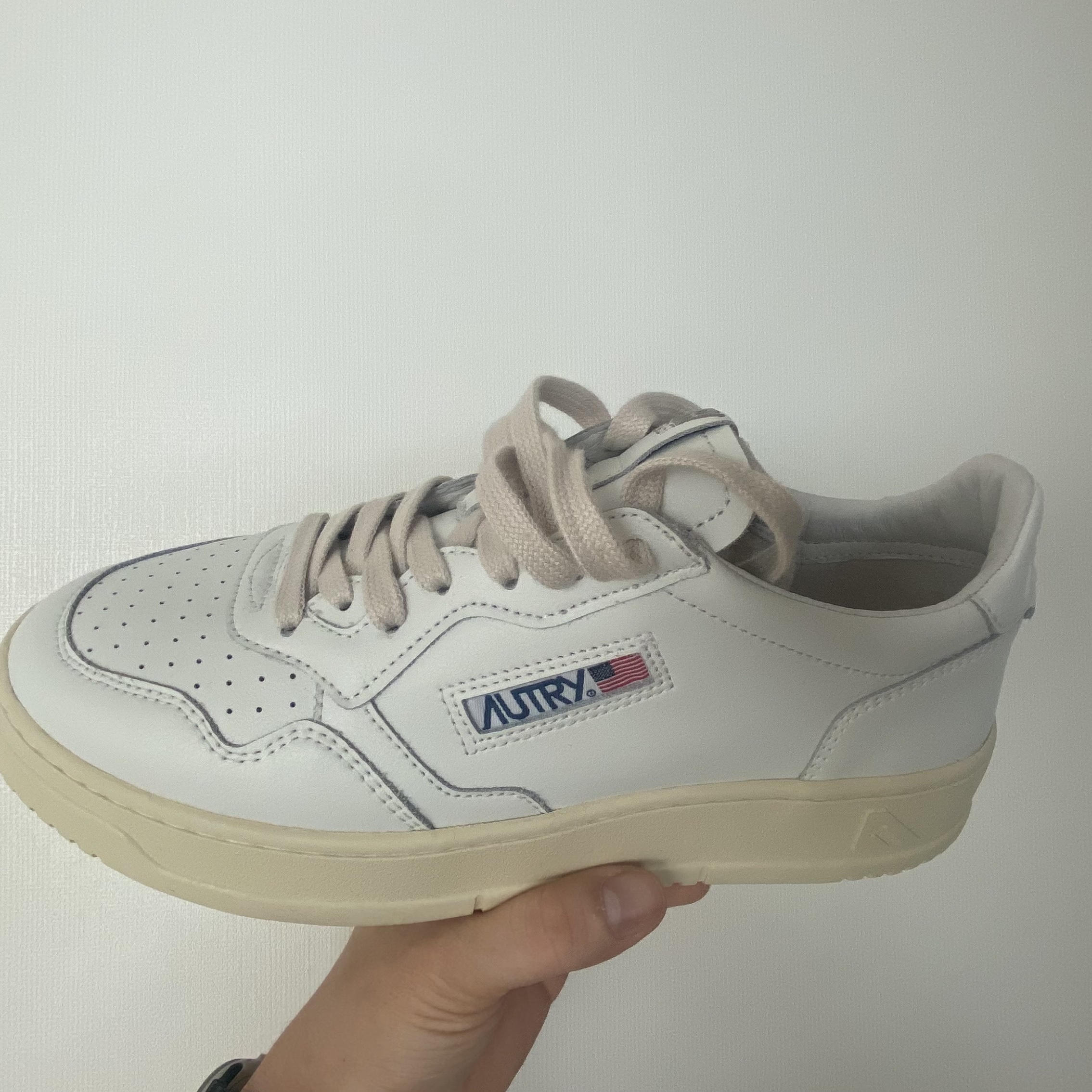 Autry Medalist Low Leather Sneakers White 착용 스타일 - 2