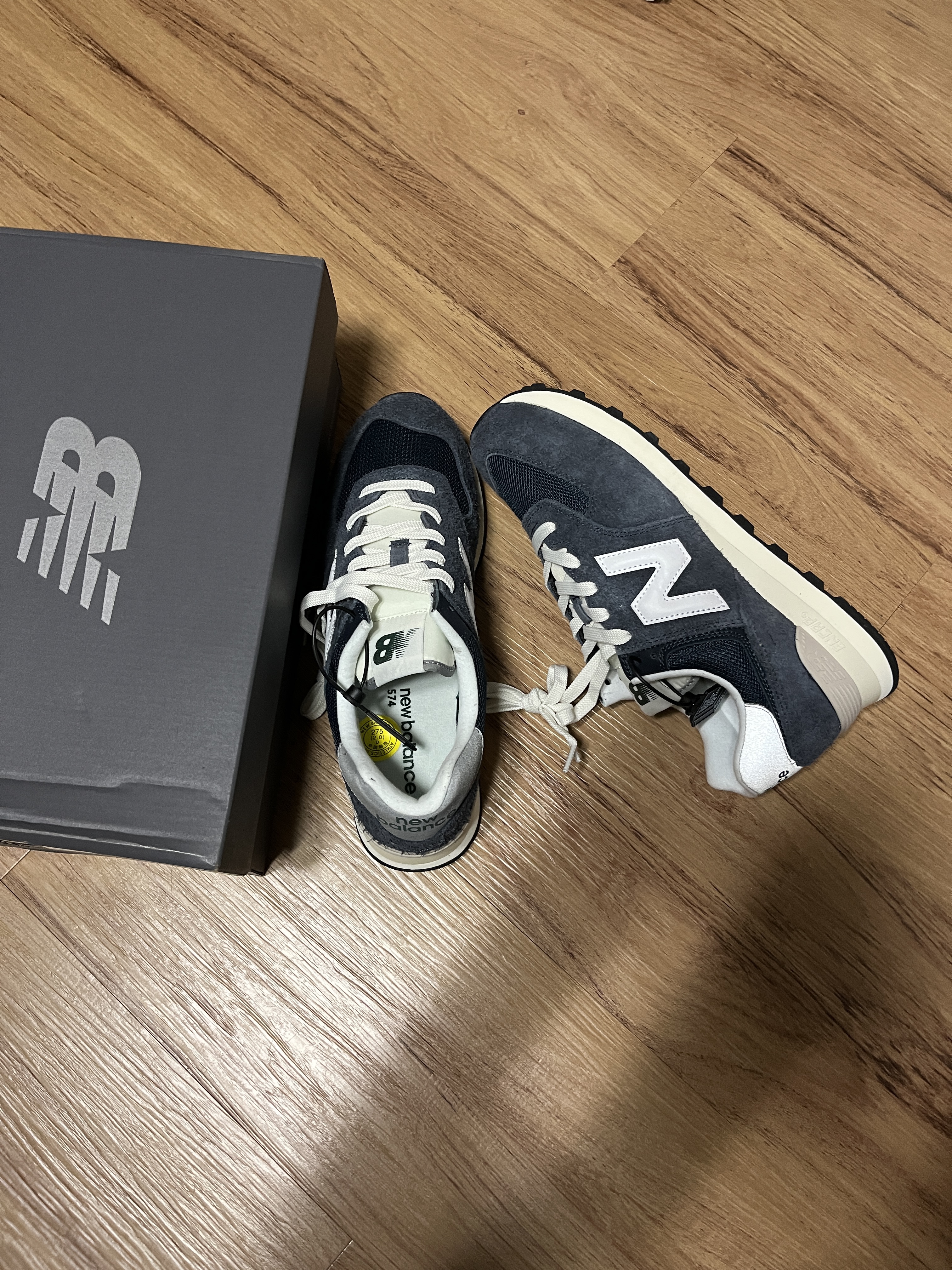 New Balance 574 Heritage Navy 착용 스타일