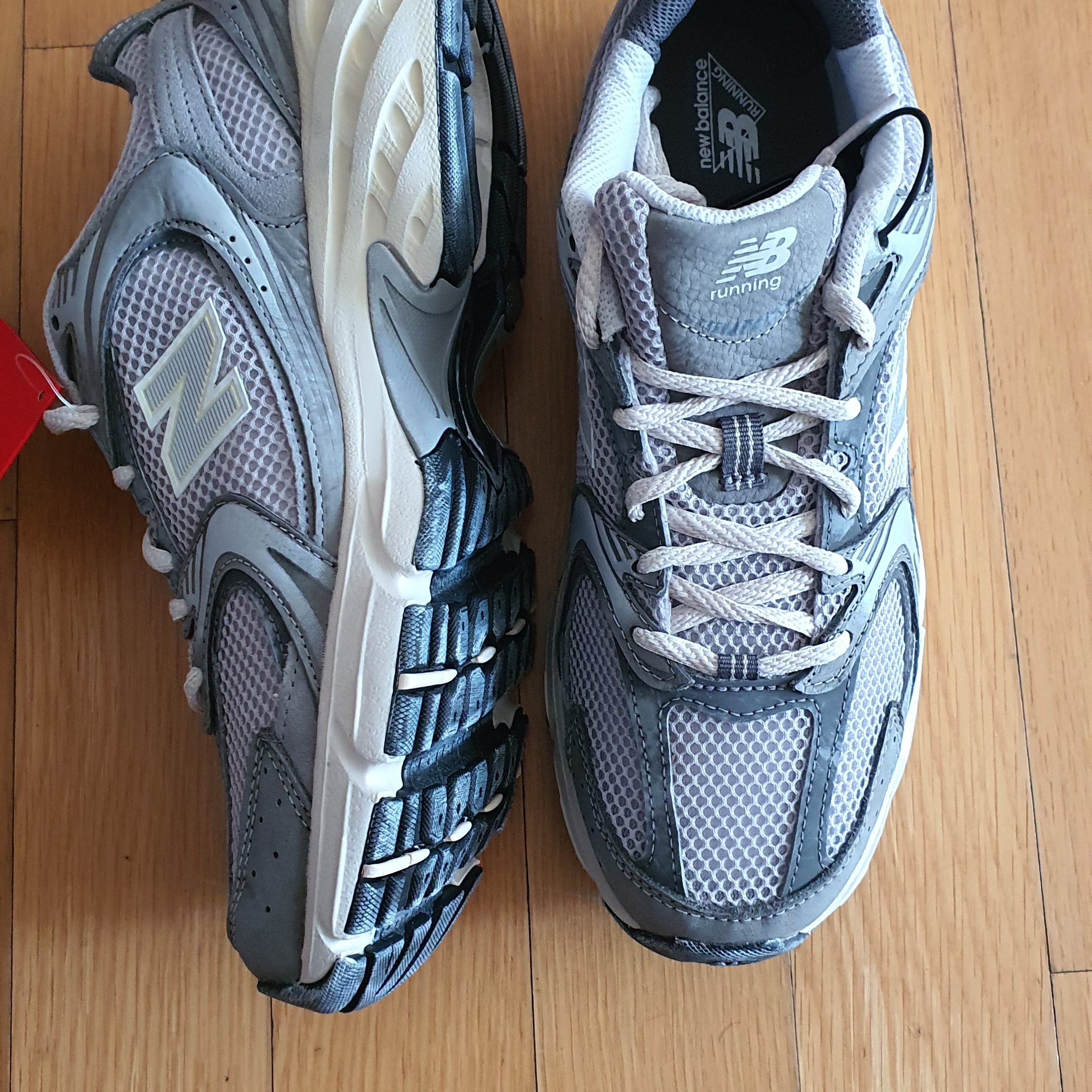 New Balance 530 Premium Vintage Grey Matter 착용 스타일 - 2
