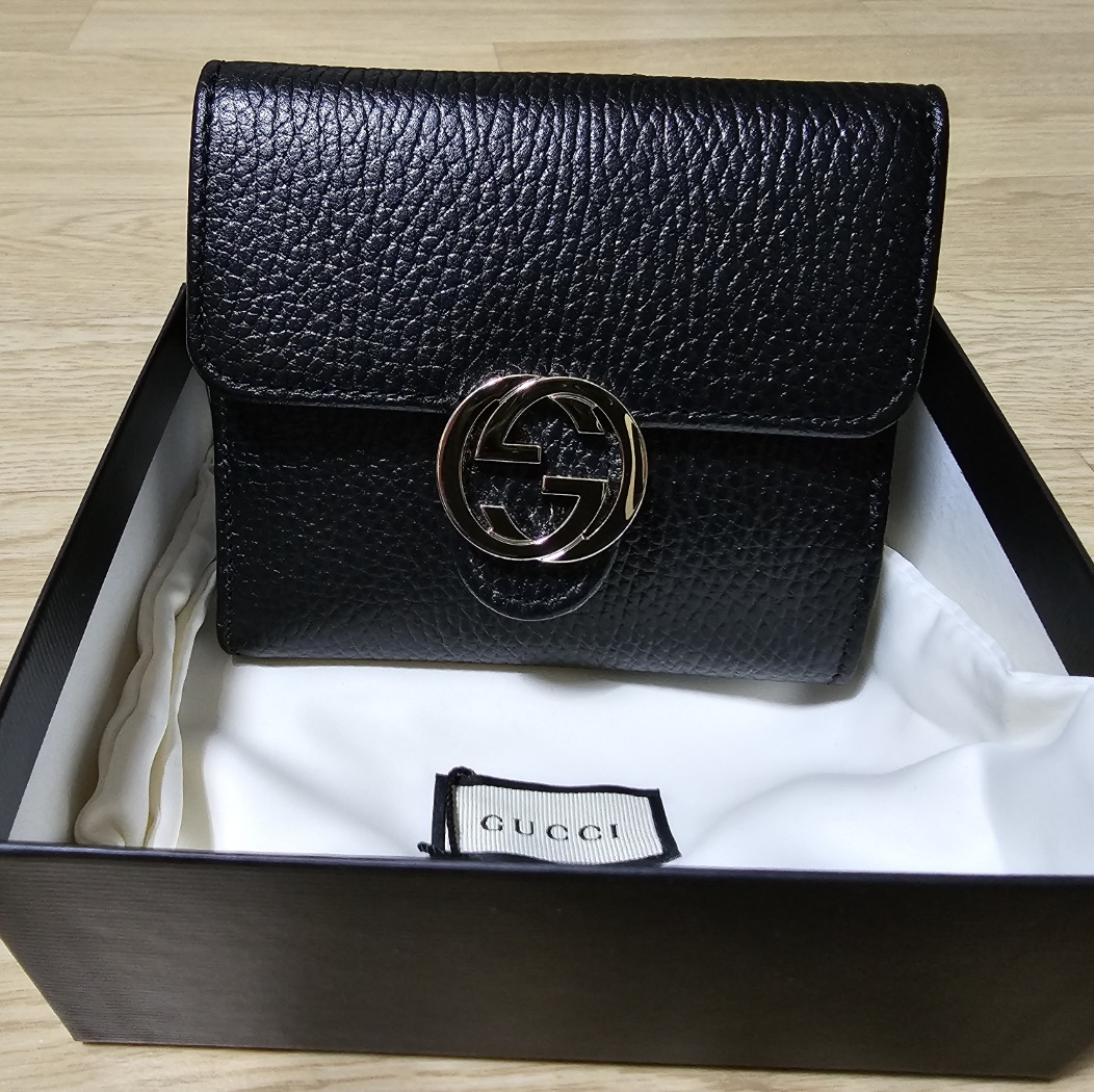 Gucci GG Interlocking Flap Wallet Black 착용 스타일 - 1