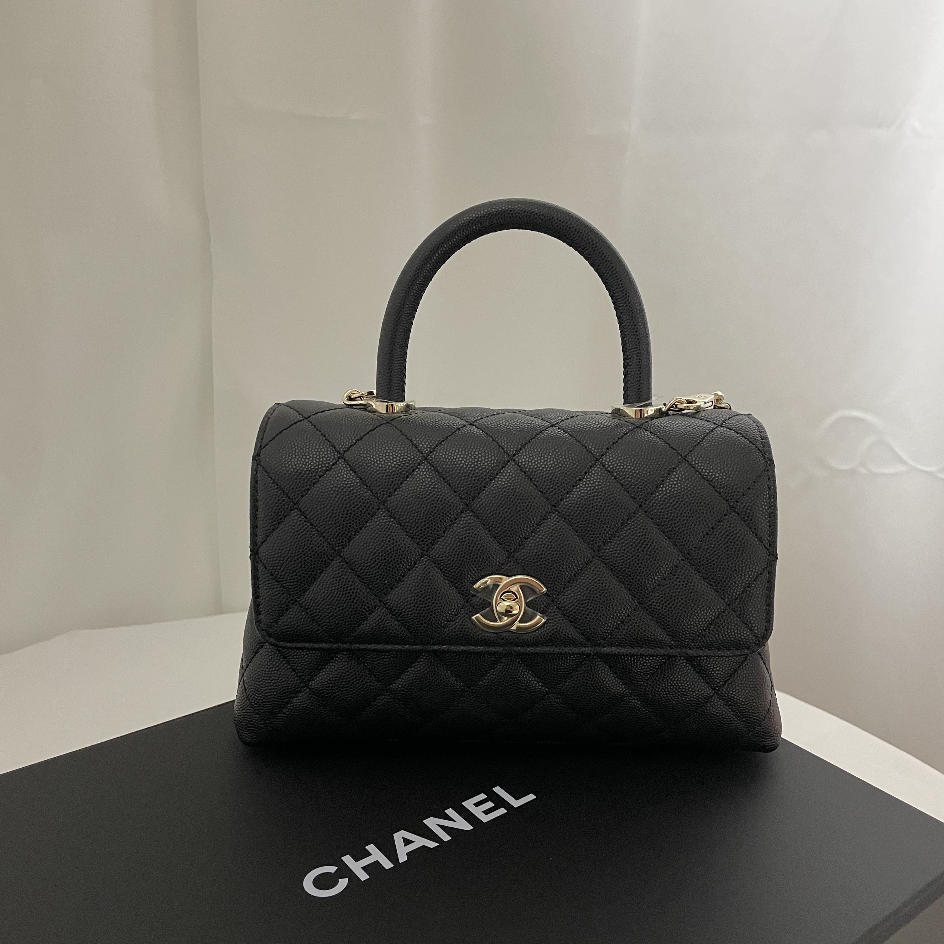 Chanel Flap Bag with Top Handle Grained Calfskin & Gold Black 착용 스타일 - 2
