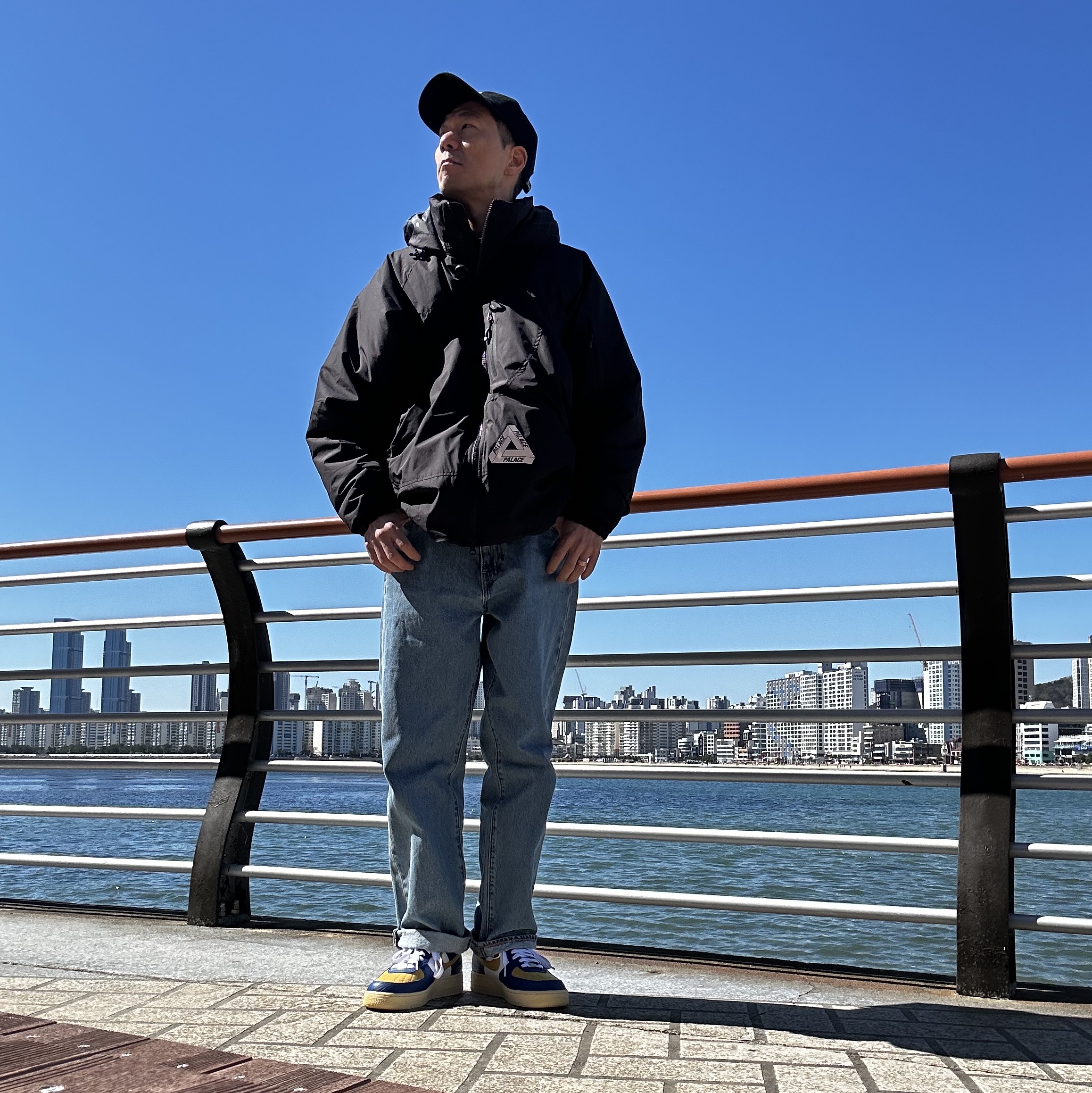 Palace Gore-Tex Infinium Loft Jacket Black - 22FW, Supreme x The North Face Bandana T-Shirt Red - 22SS 착용 스타일 - 4