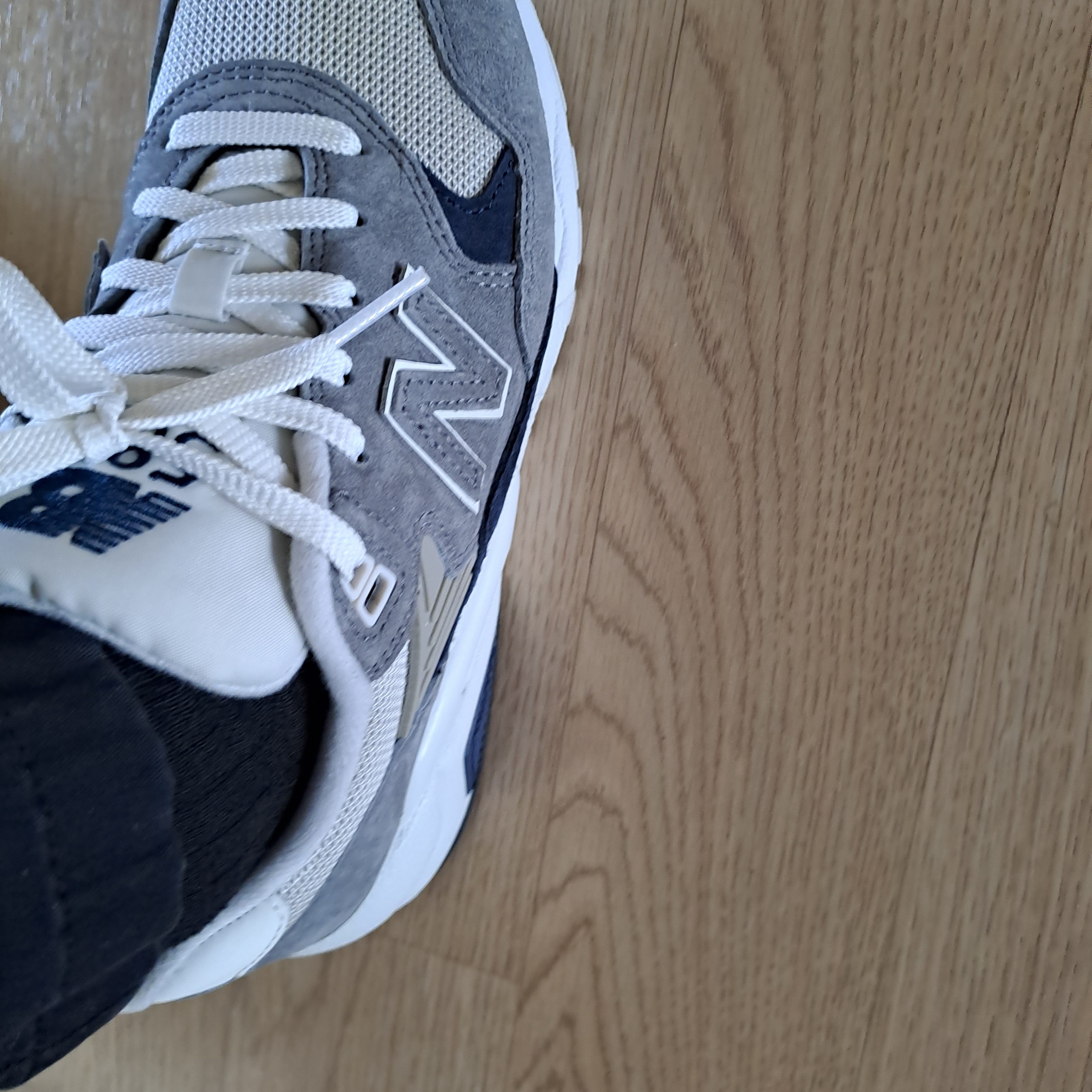 New Balance 580 Dark Grey Navy 착용 스타일 - 2