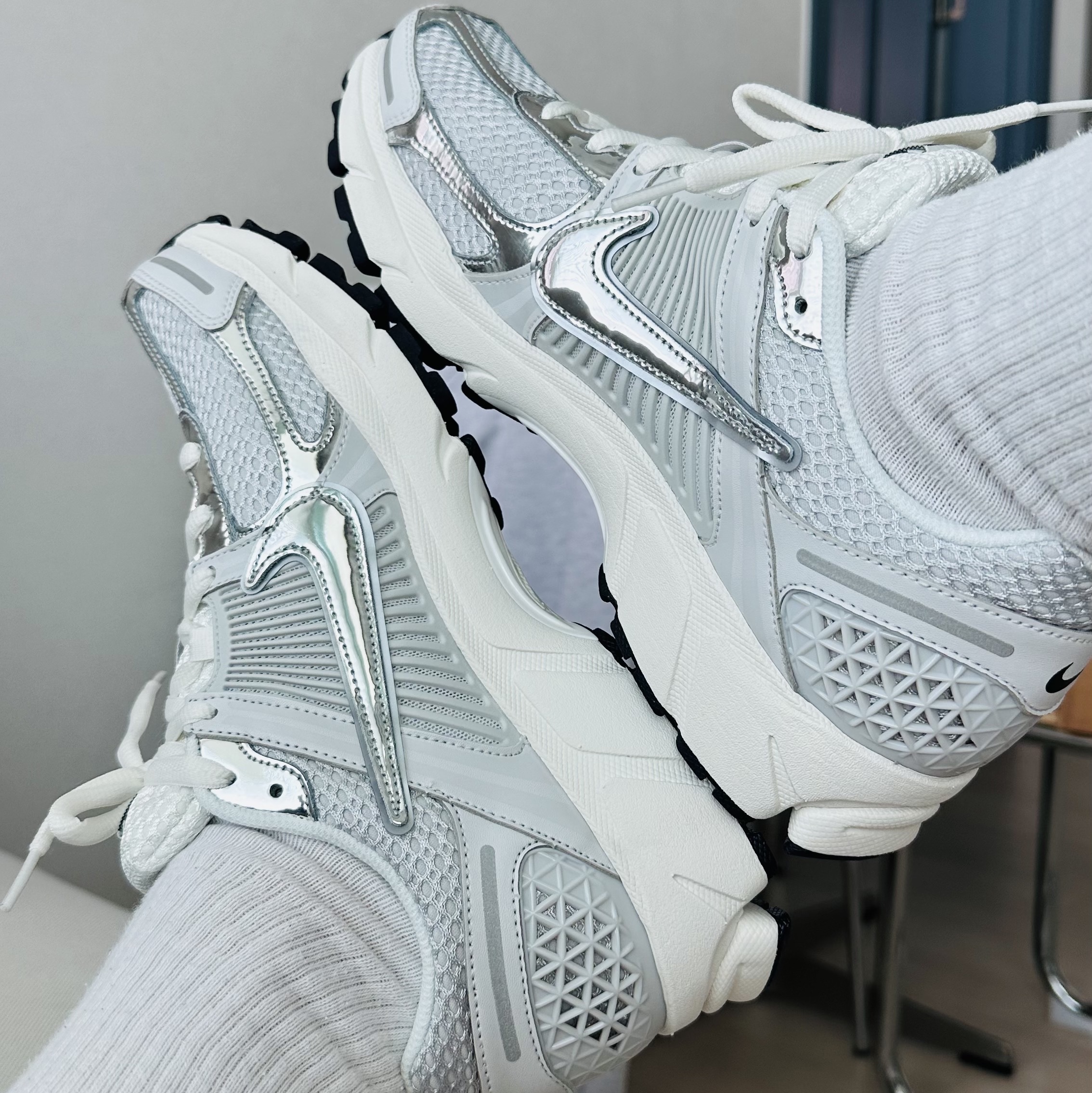 (W) Nike Zoom Vomero 5 Photon Dust and Metallic Silver 착용 스타일 - 3