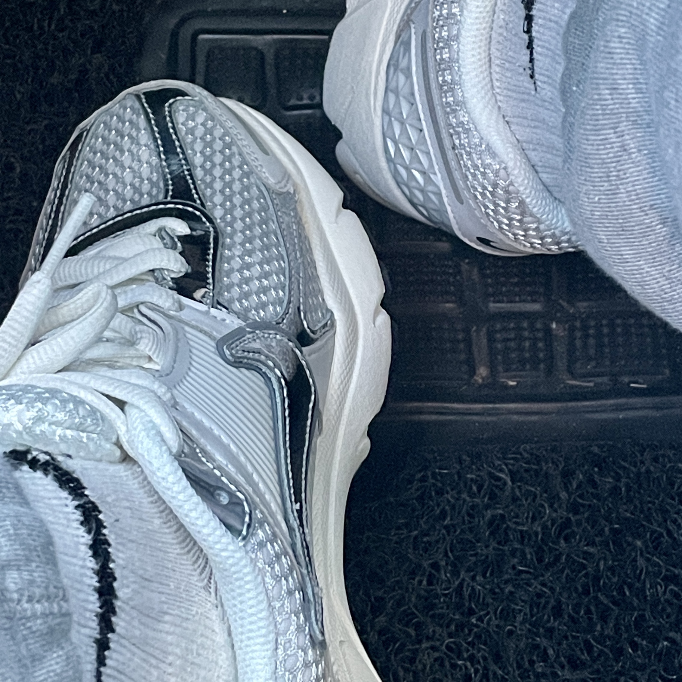 (W) Nike Zoom Vomero 5 Photon Dust and Metallic Silver 착용 스타일 - 2