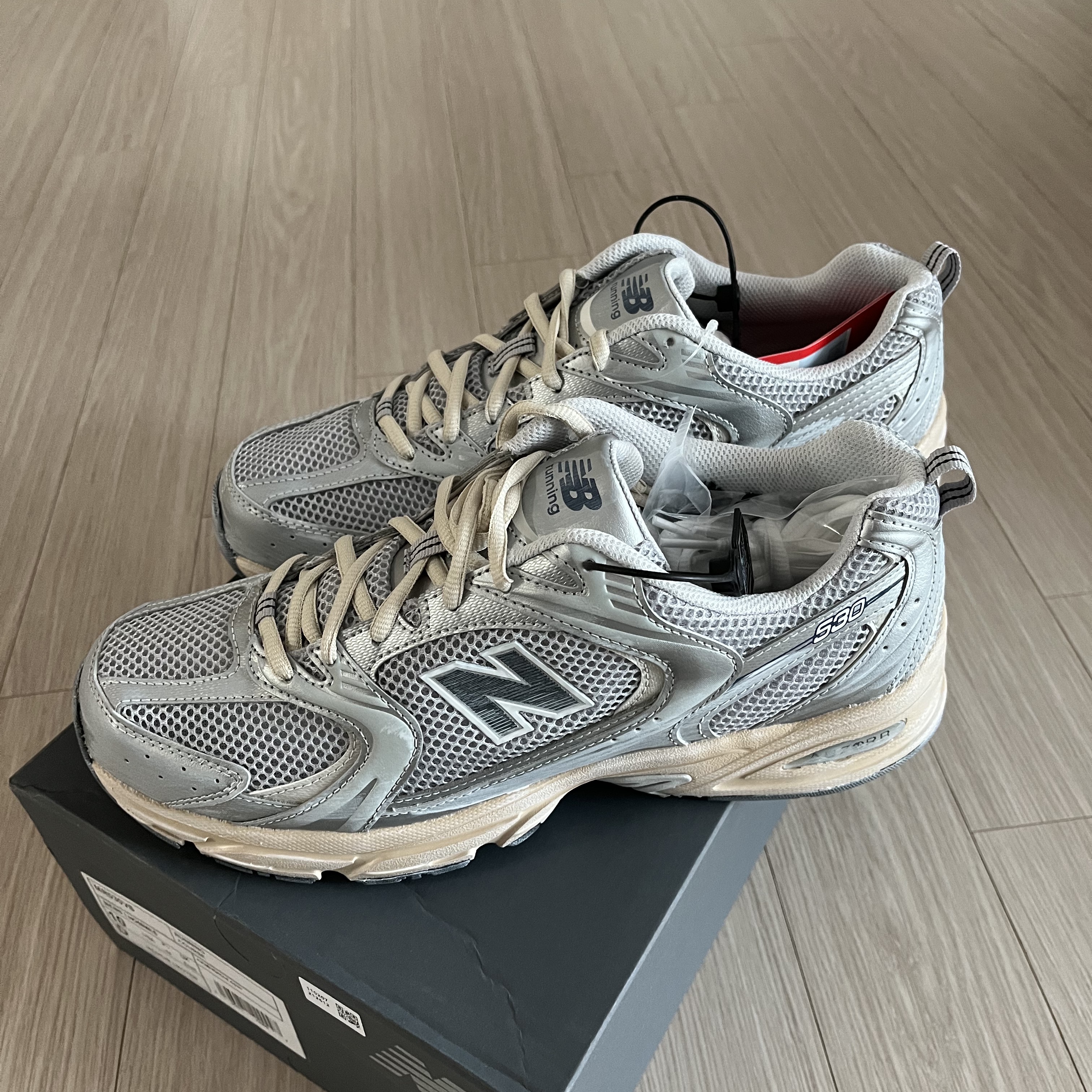 New Balance 530 Vintage Metallic Silver 착용 스타일