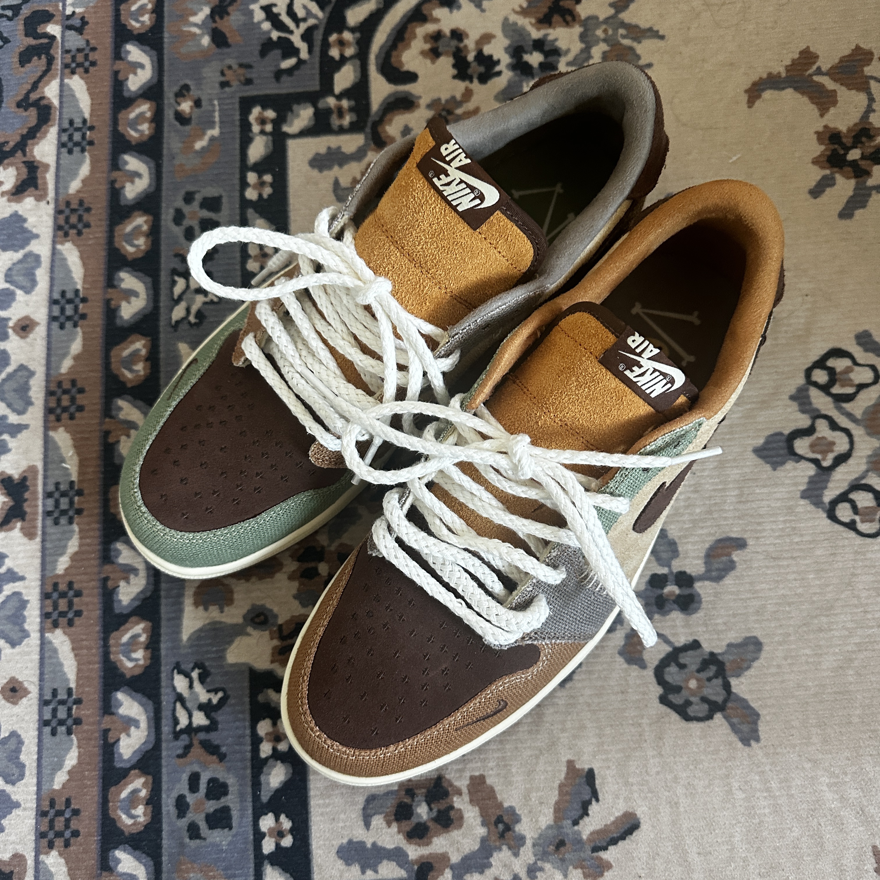 Jordan 1 x Zion Williamson Retro Low OG Flax and Oil Green 착용 스타일 - 2