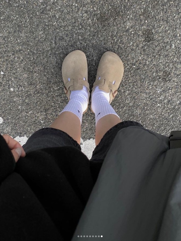 Birkenstock Boston Soft Footbed Taupe - Narrow, Birkenstock Boston Soft Footbed Taupe - Regular 착용 스타일 - 2