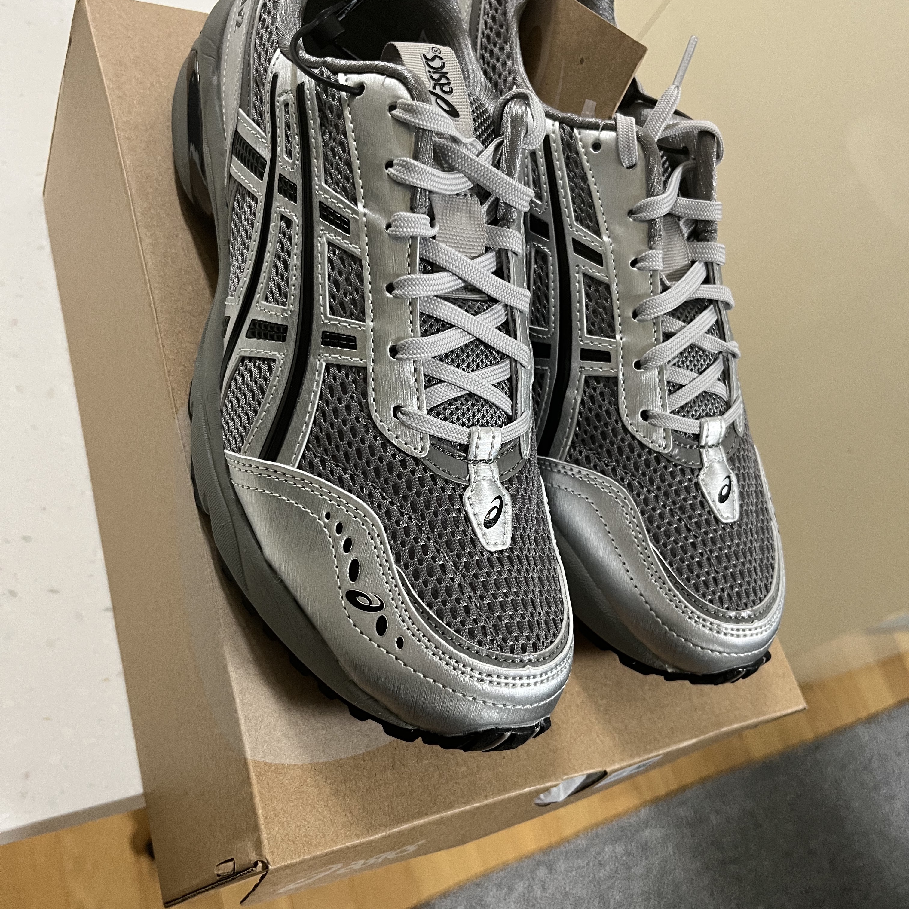Asics x Freja Wewer Gel-1090 V2 Clay Grey Pure Silver 착용 스타일 - 1