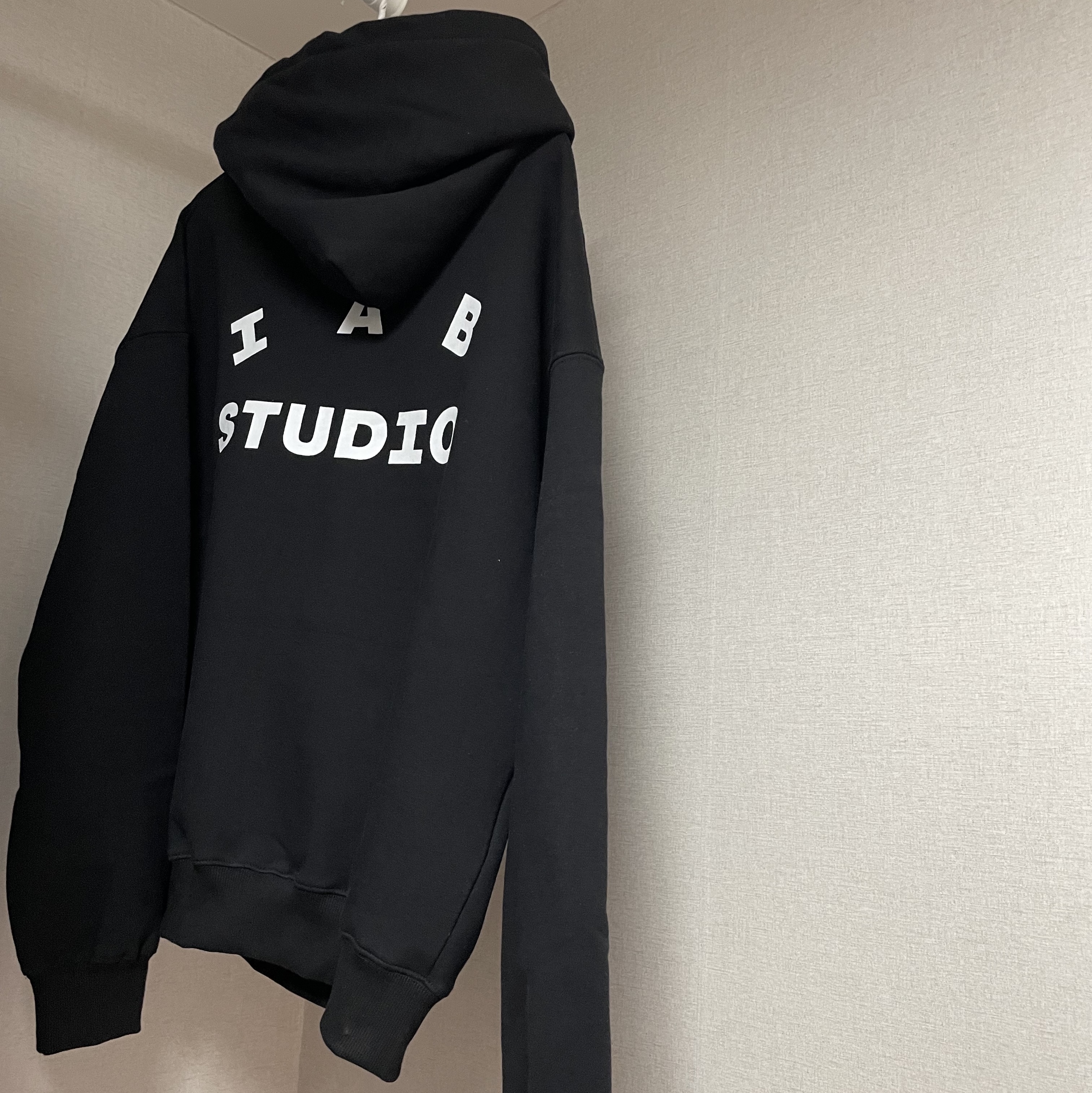 IAB Studio Hoodie Black White 착용 스타일 - 3
