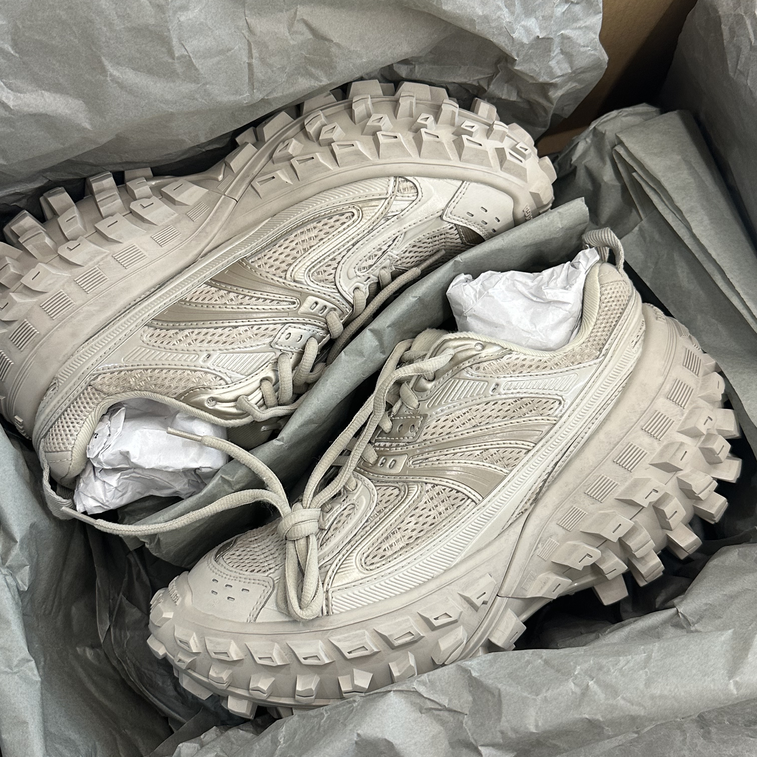 Balenciaga Defender Sneakers Beige, Acne Studios Large Face Logo Beanie Grey Melange 착용 스타일 - 4