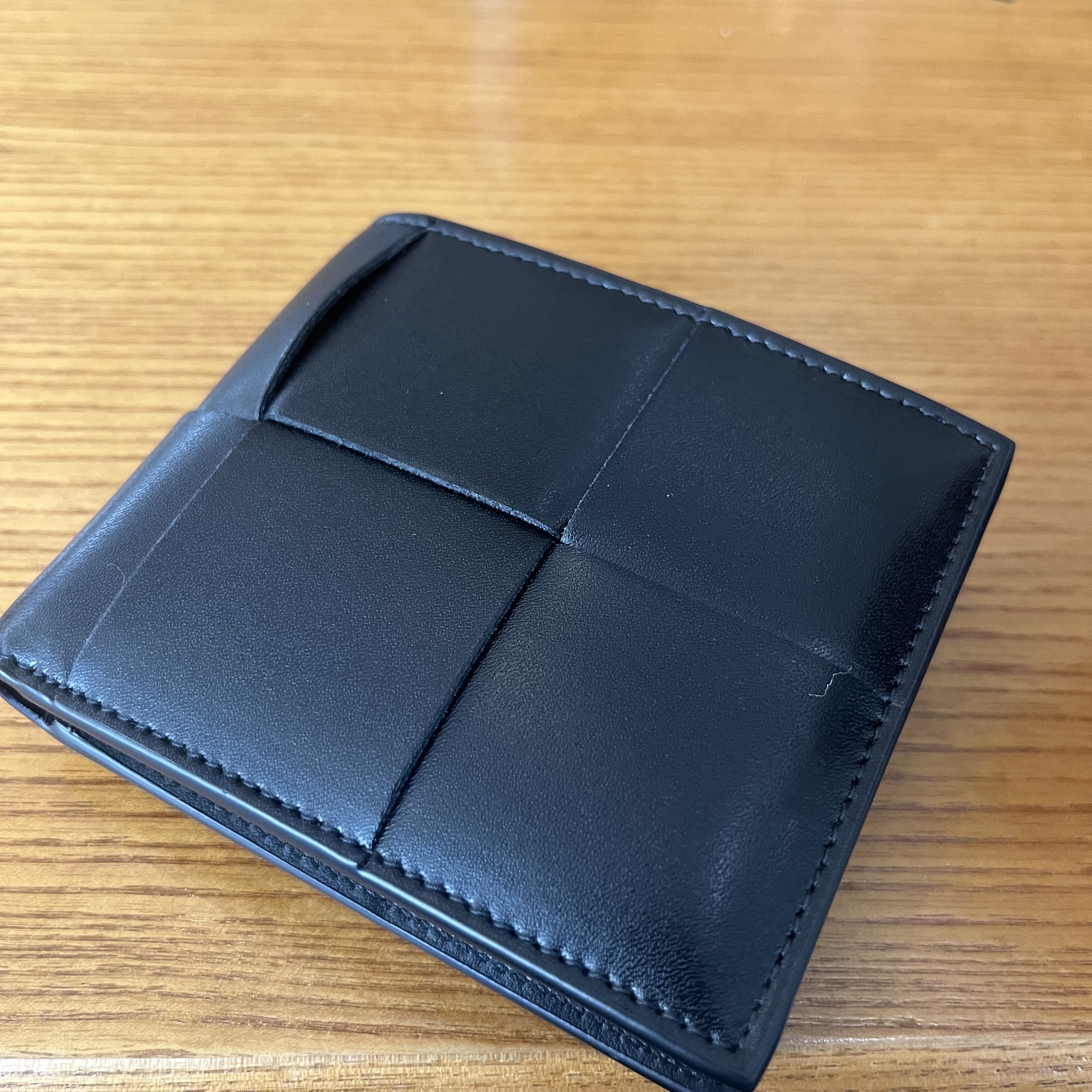 Bottega Veneta Bi-Fold Wallet Black 착용 스타일
