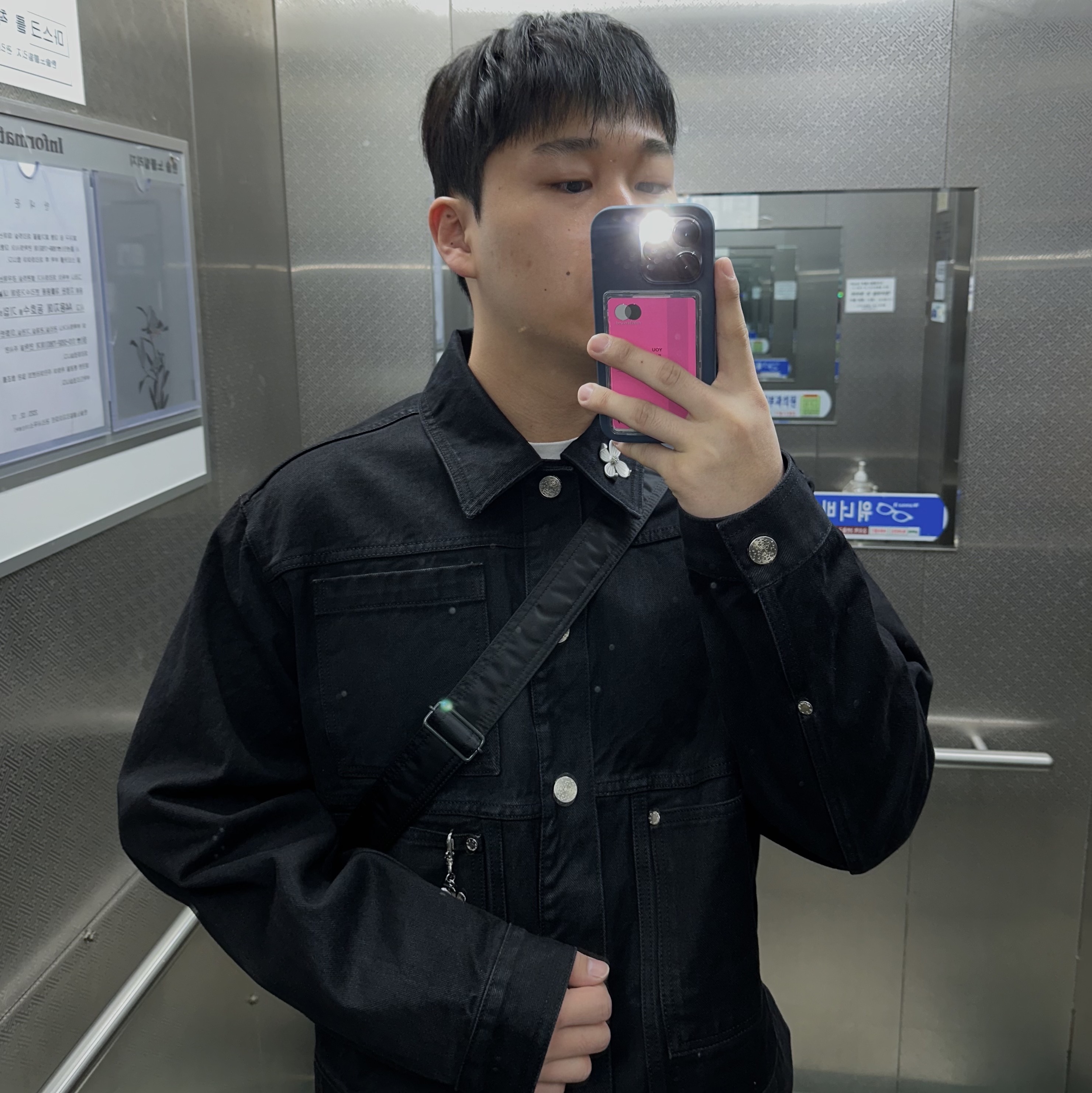 [KREAM 단독] STU Denim Jacket Black, [KREAM 단독] STU Flower Metal Charm 착용 스타일 - 2
