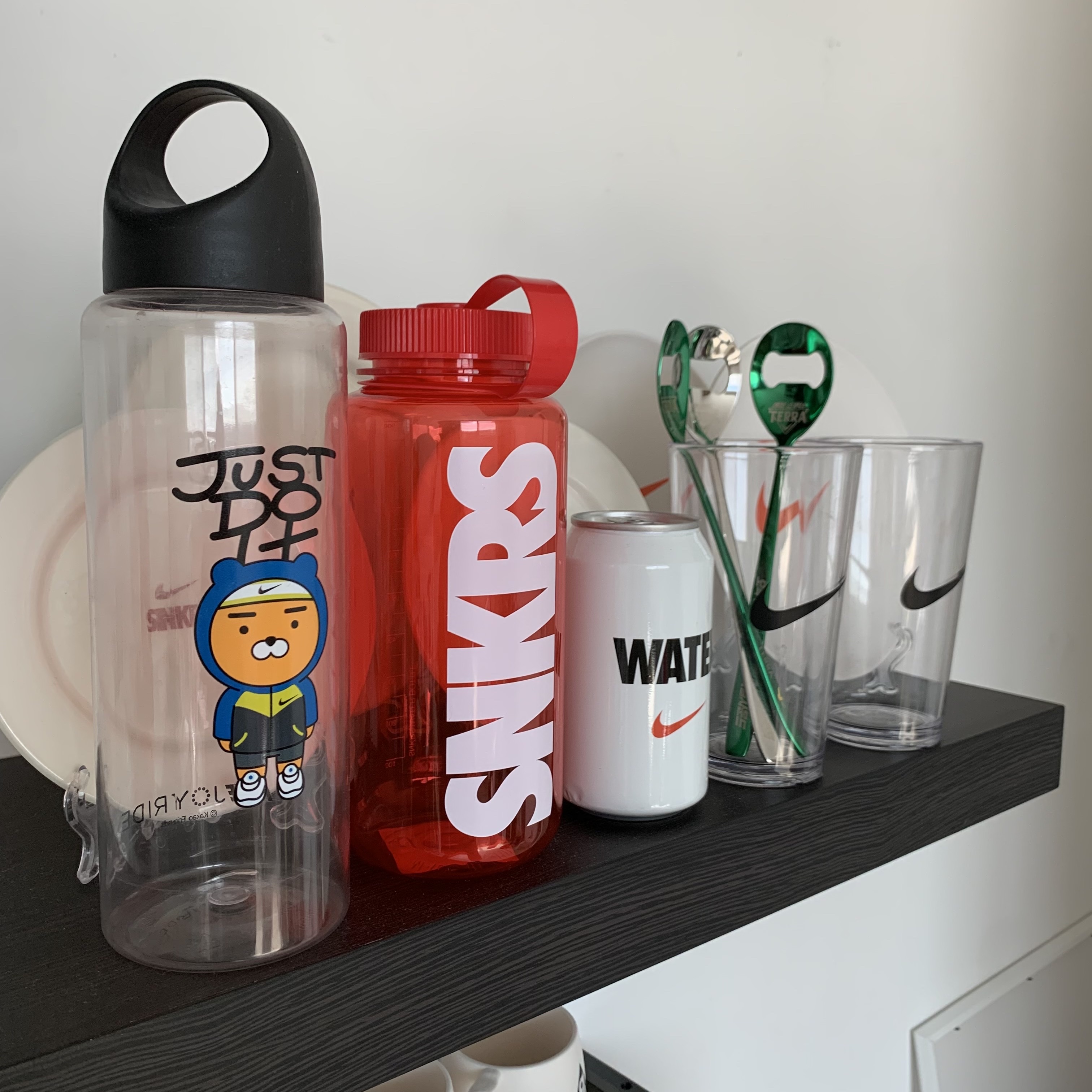 Nike SNKRS Water Bottle 0.9L Red, Nike SNKRS Ceramic Plate Set Sail University Red 착용 스타일