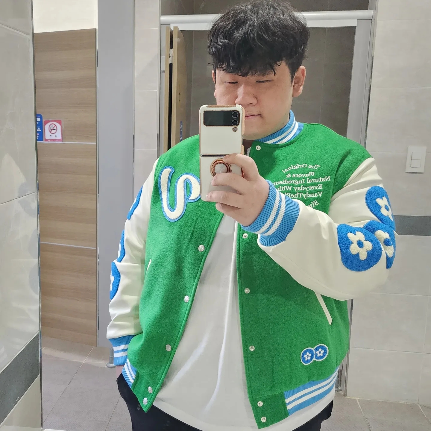 Vandy The Pink Lemonade Varsity Jacket 착용 스타일