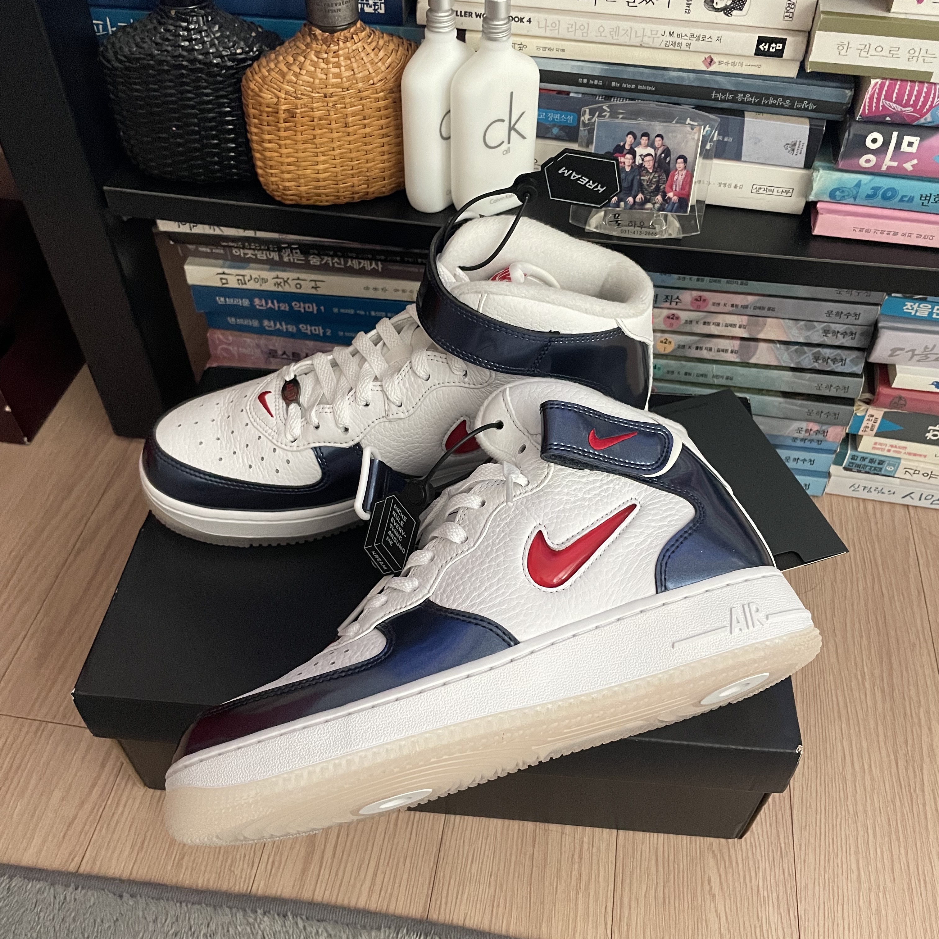 Nike Air Force 1 Mid QS University Red and Midnight Navy 착용 스타일