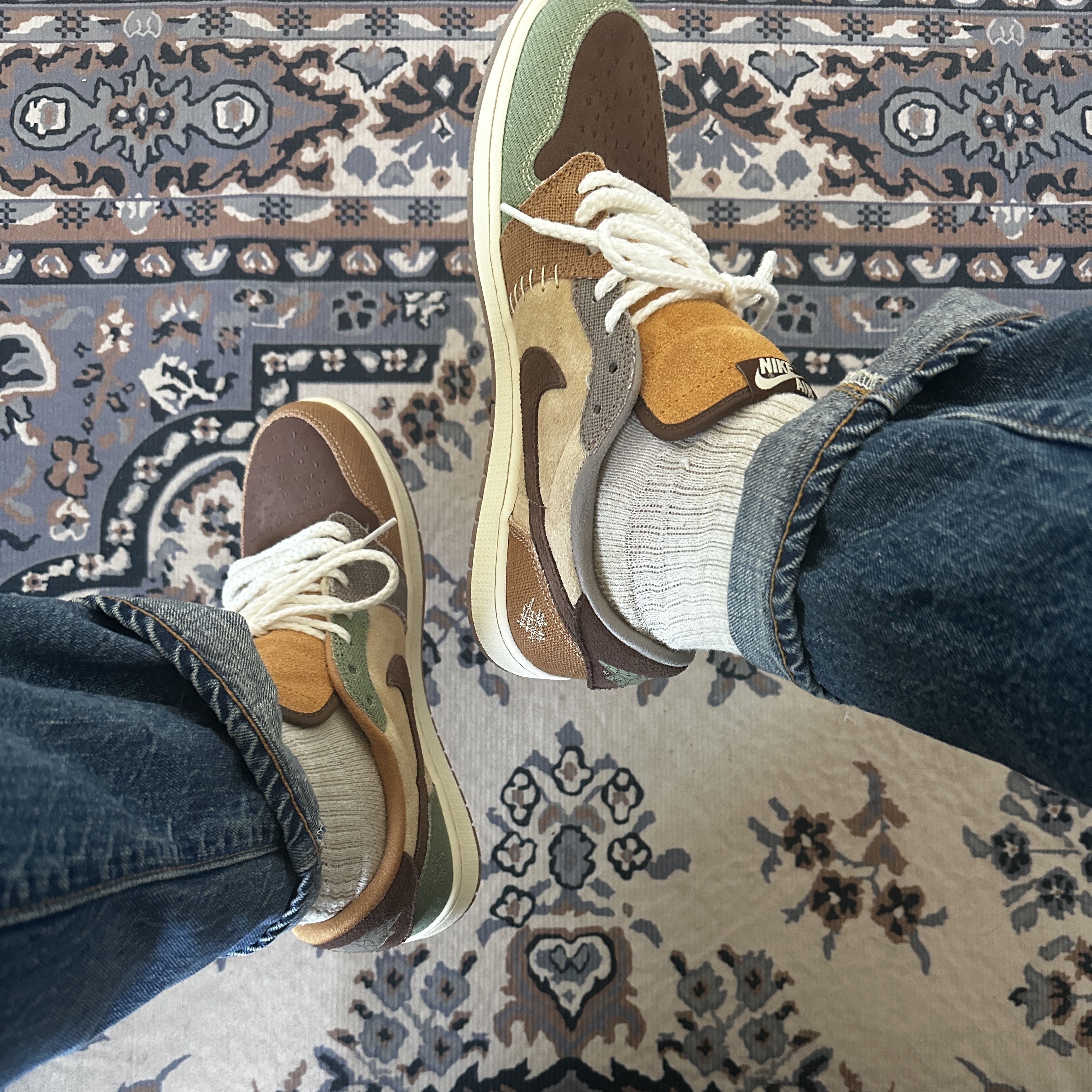 Jordan 1 x Zion Williamson Retro Low OG Flax and Oil Green 착용 스타일 - 5