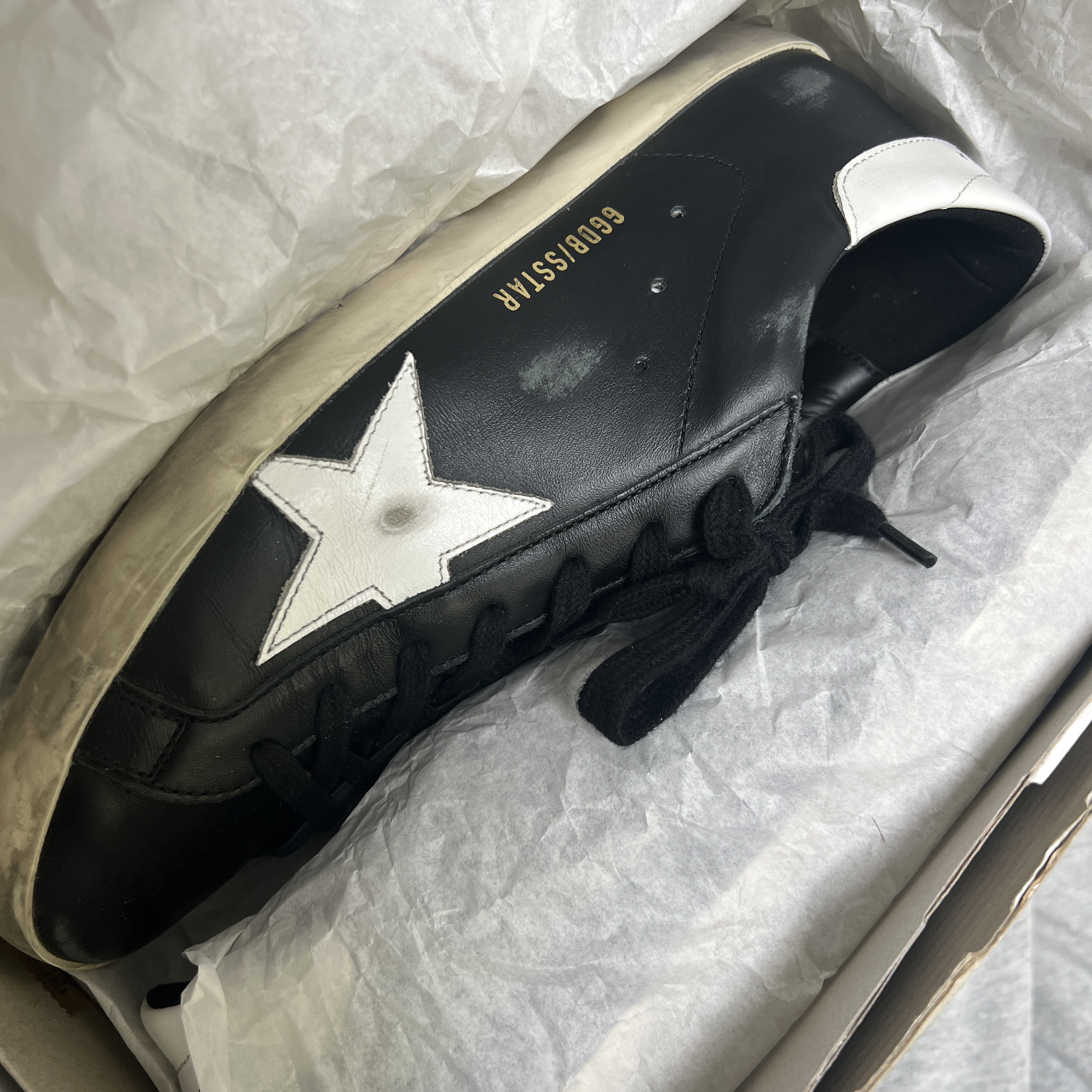 Golden Goose Superstar Black White Heel Tab Sneakers 착용 스타일 - 1