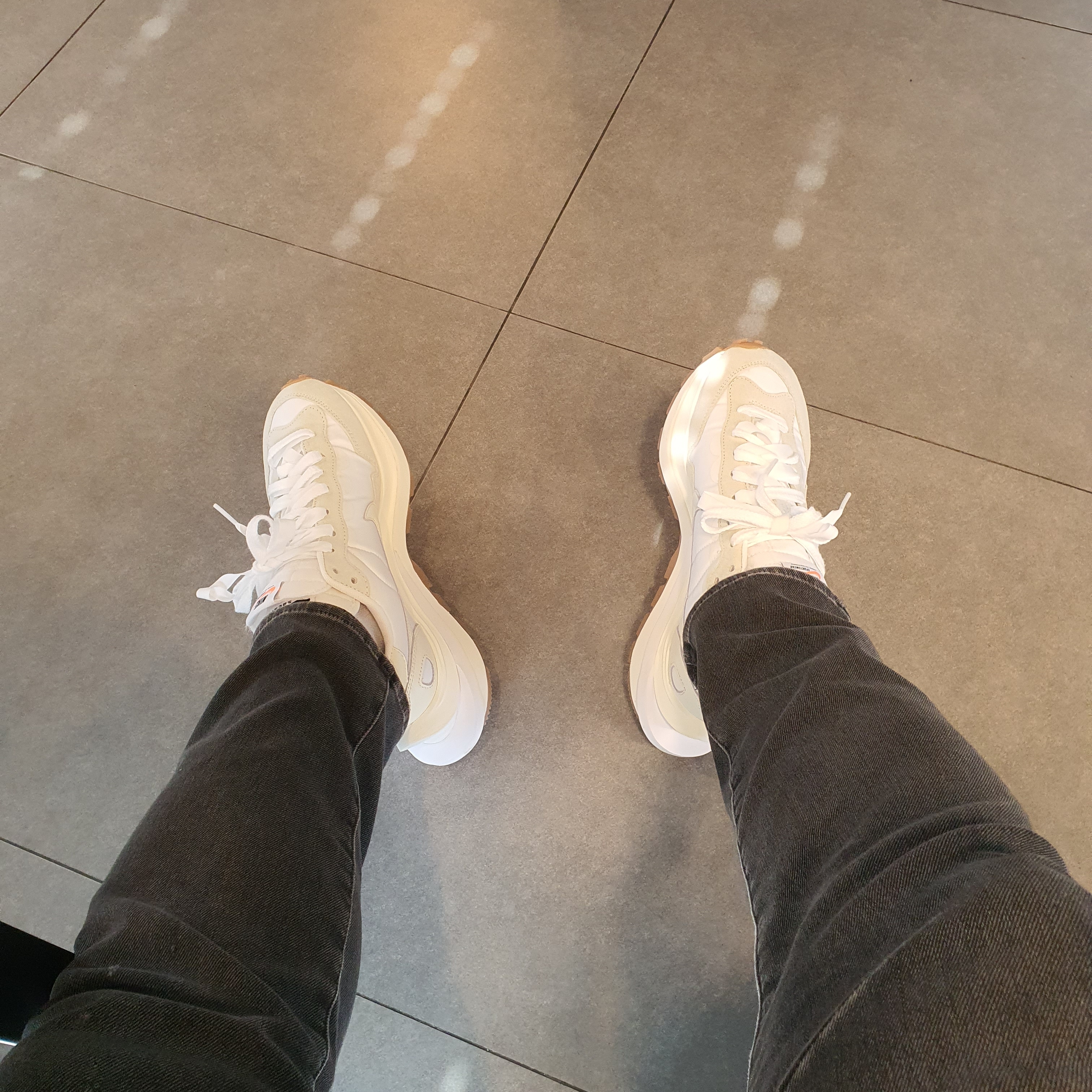 Nike x Sacai VaporWaffle White and Gum 착용 스타일 - 2