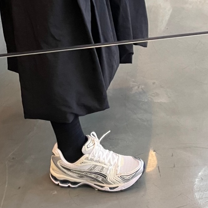 (W) Asics Gel-Kayano 14 White Midnight 착용 스타일