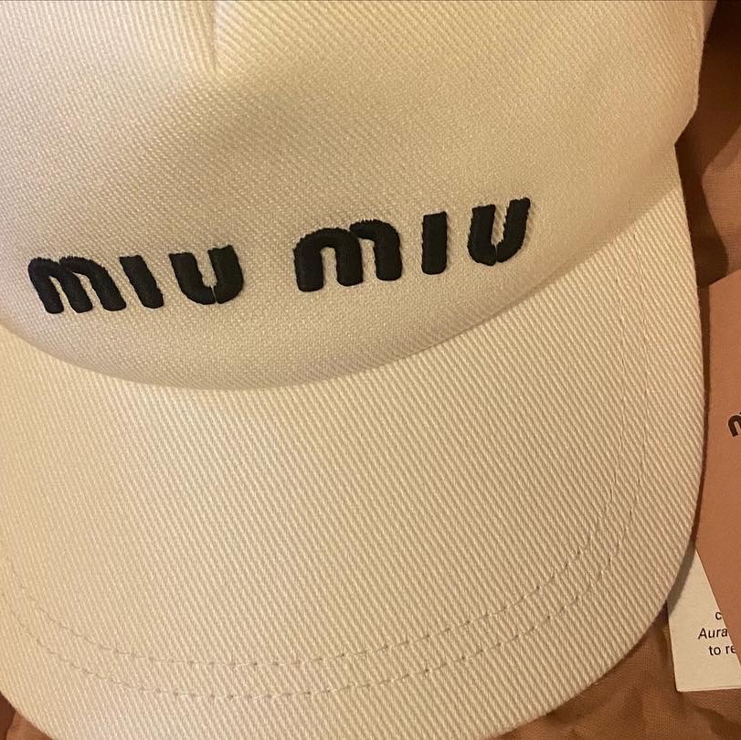 (W) Miu Miu Drill Baseball Cap White Black 착용 스타일 - 2