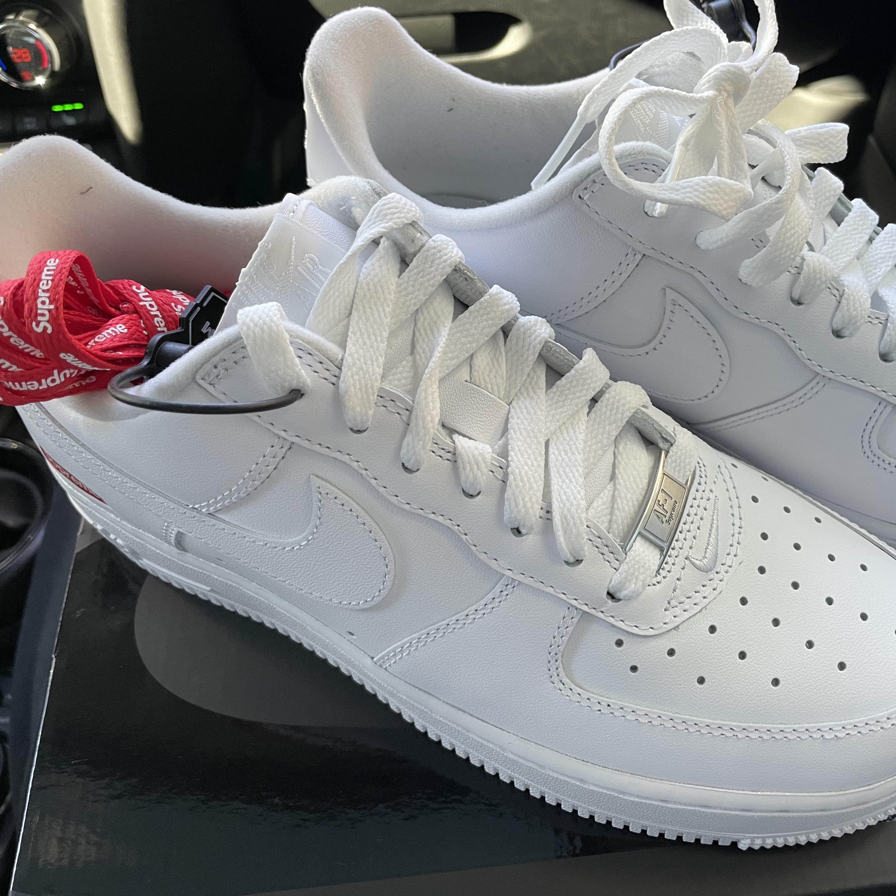 Nike x Supreme Air Force 1 Low White 착용 스타일