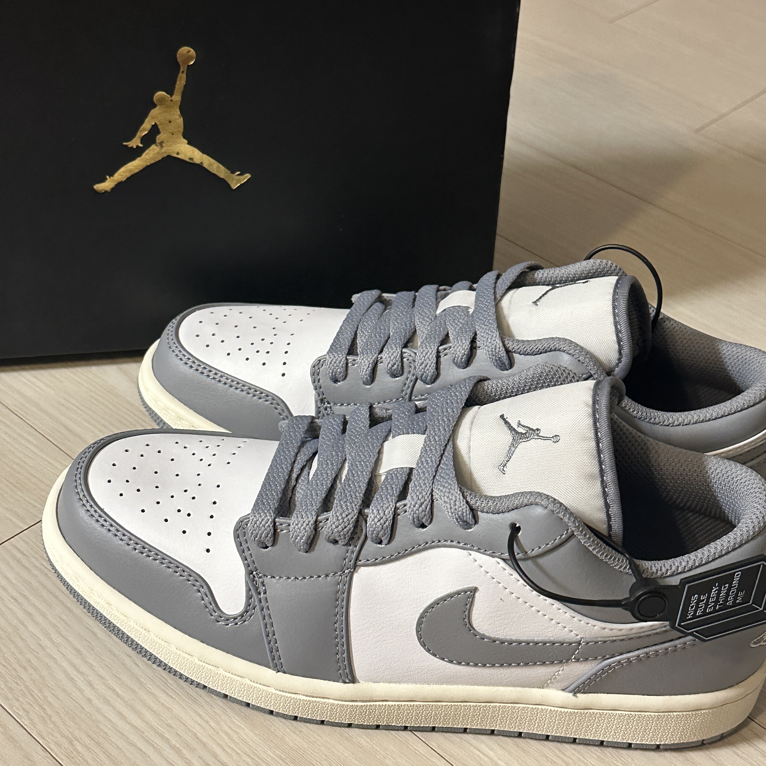Jordan 1 Low Stealth and White 착용 스타일