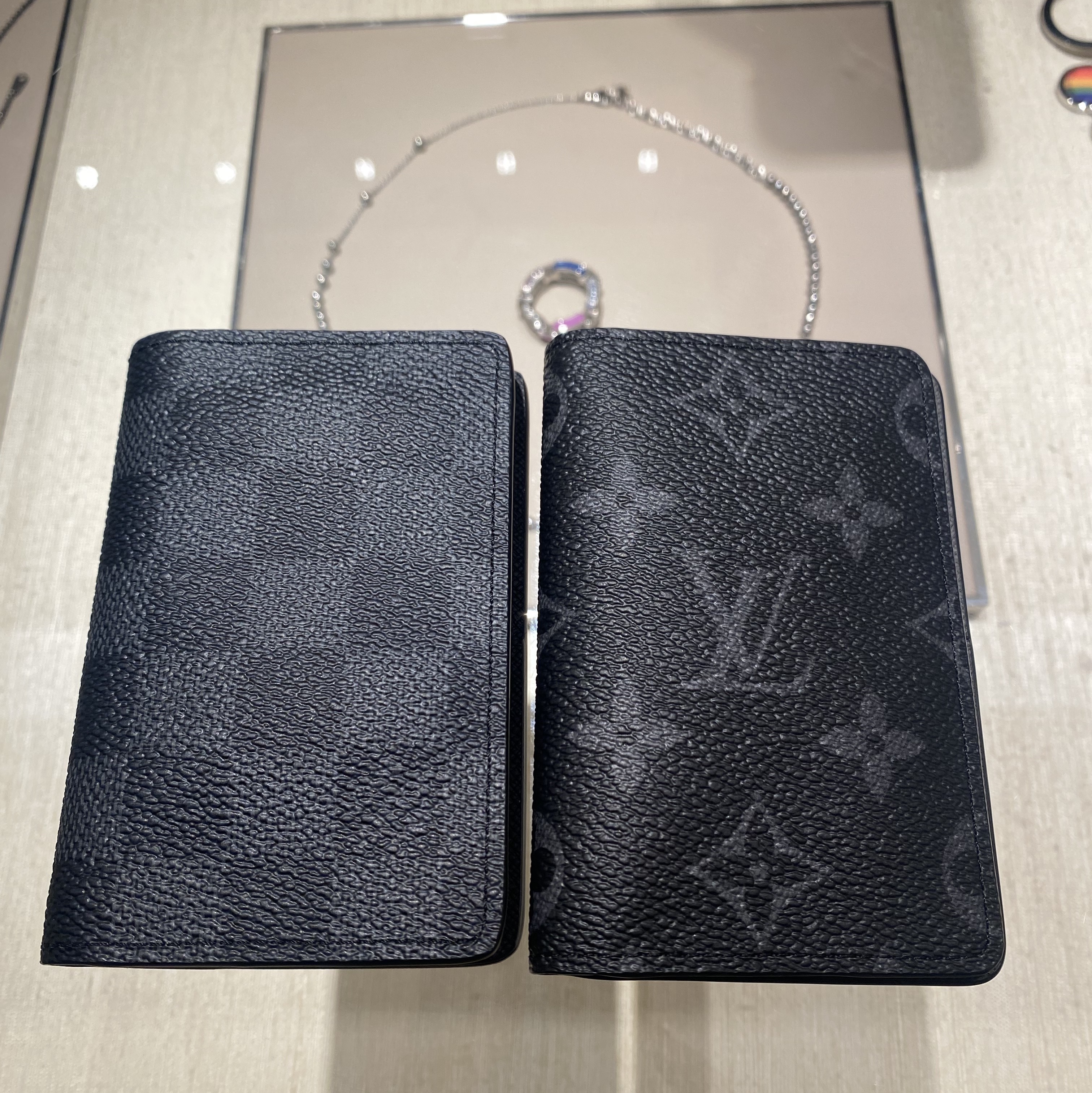 Louis Vuitton Pocket Organizer Monogram Eclipse 착용 스타일 - 3