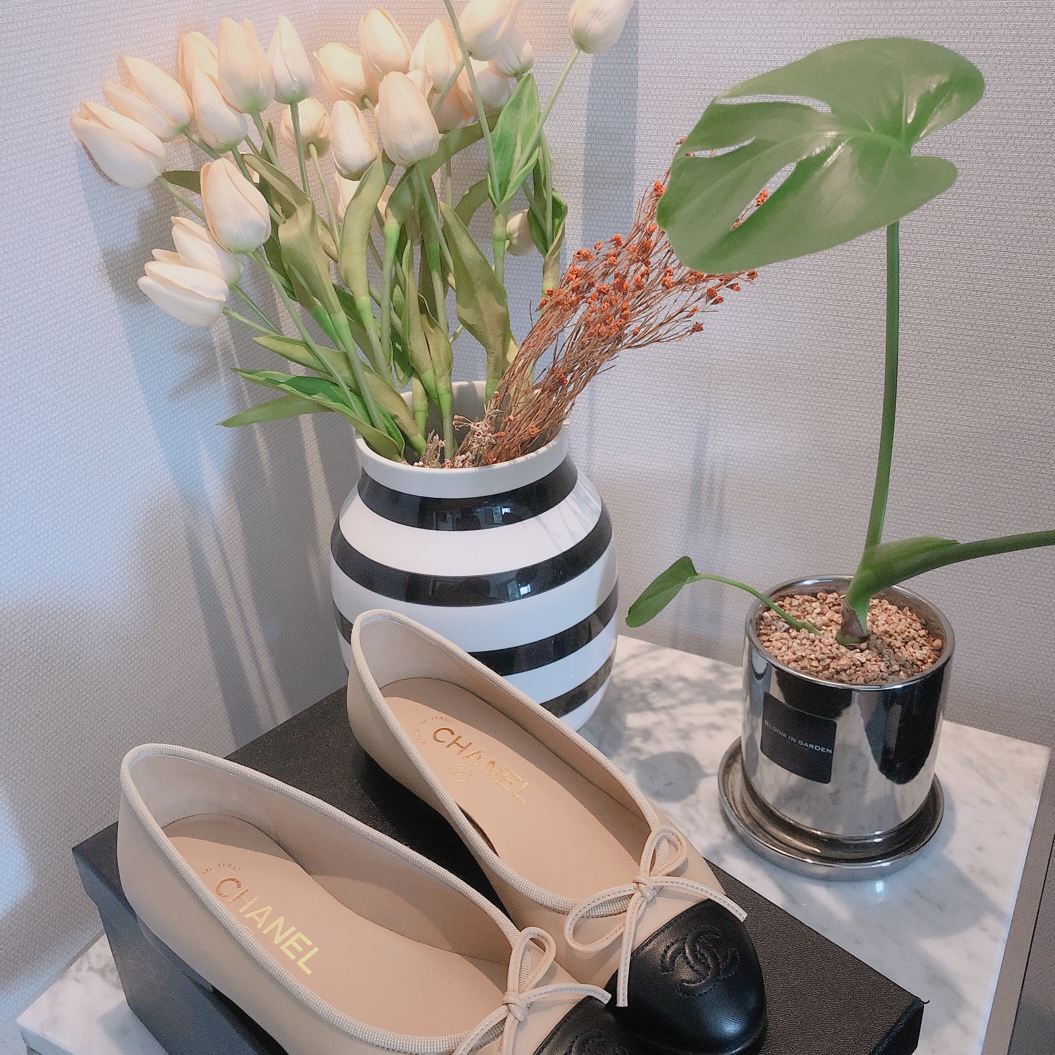 (W) Chanel Ballerina Flat Lambskin & Beige Black 착용 스타일 - 2