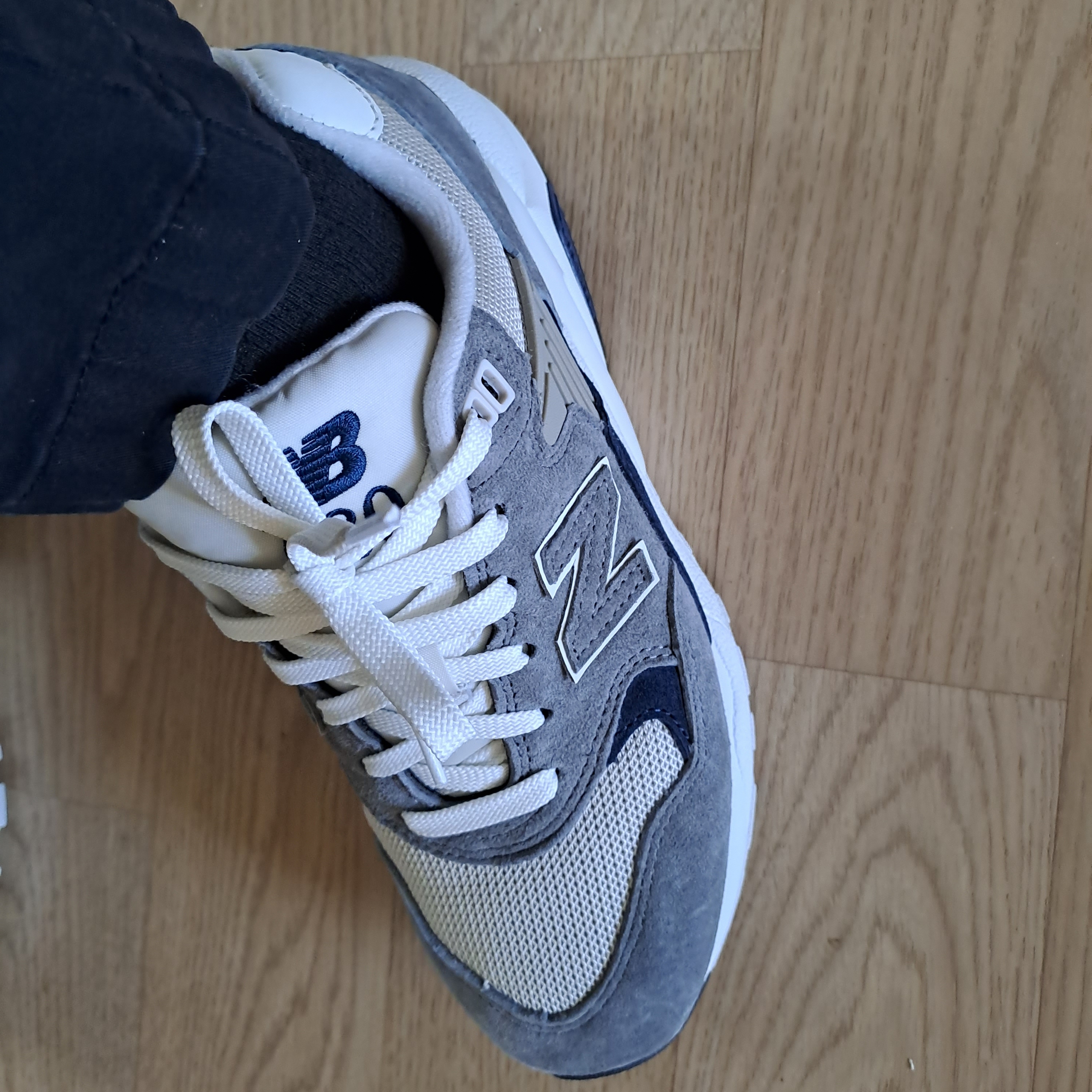 New Balance 580 Dark Grey Navy 착용 스타일 - 3