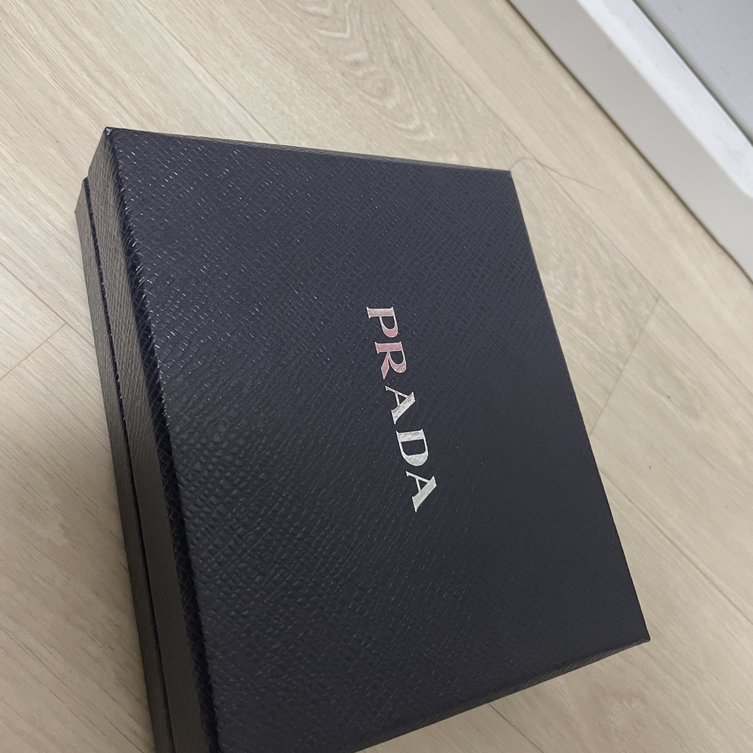 Prada Saffiano Leather Wallet Black 착용 스타일 - 2